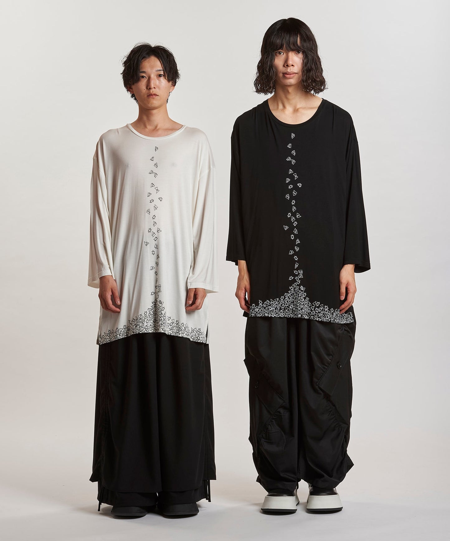WHITE Model:H169cm / BLACK Model:H180cm