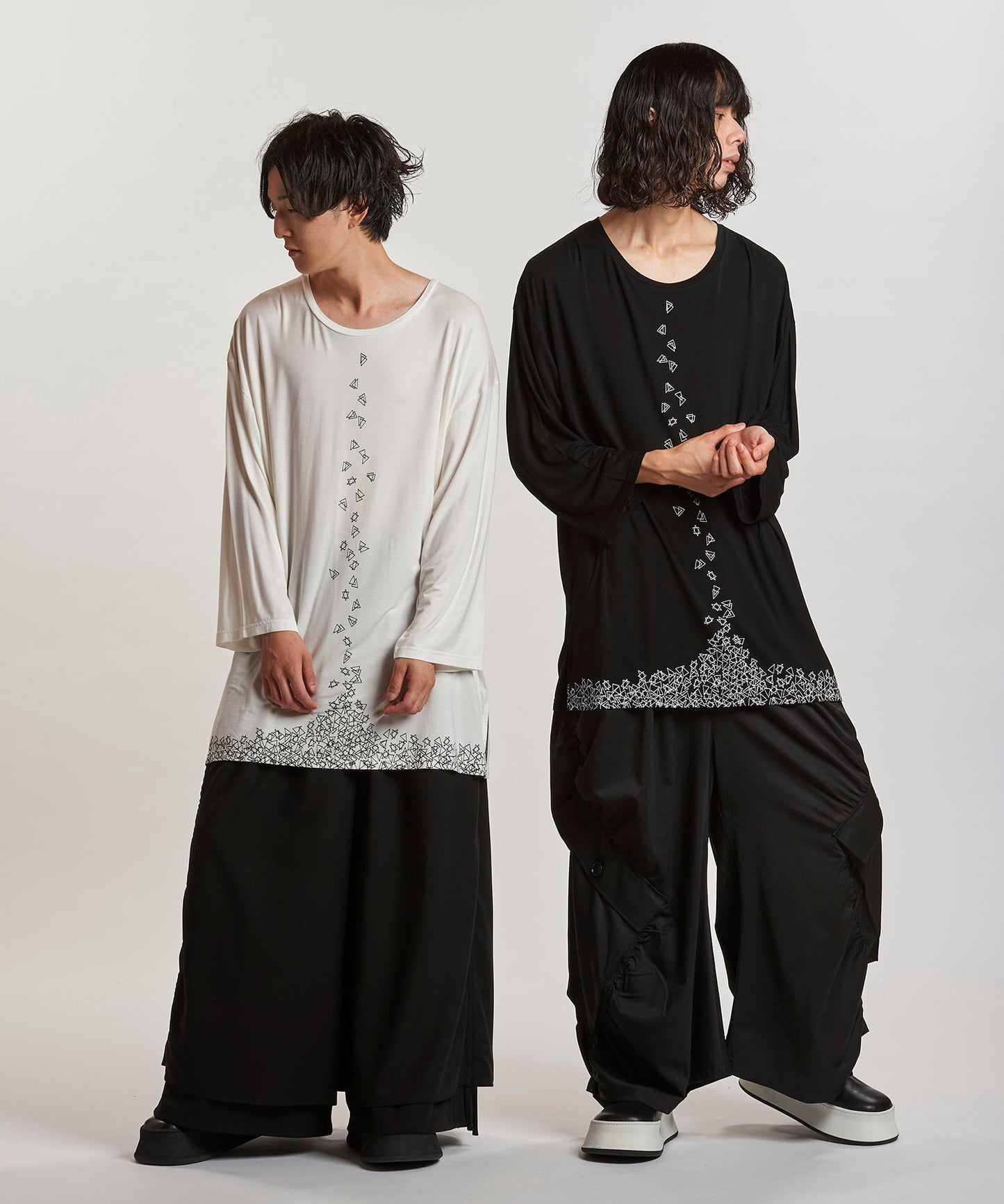 WHITE Model:H169cm / BLACK Model:H180cm
