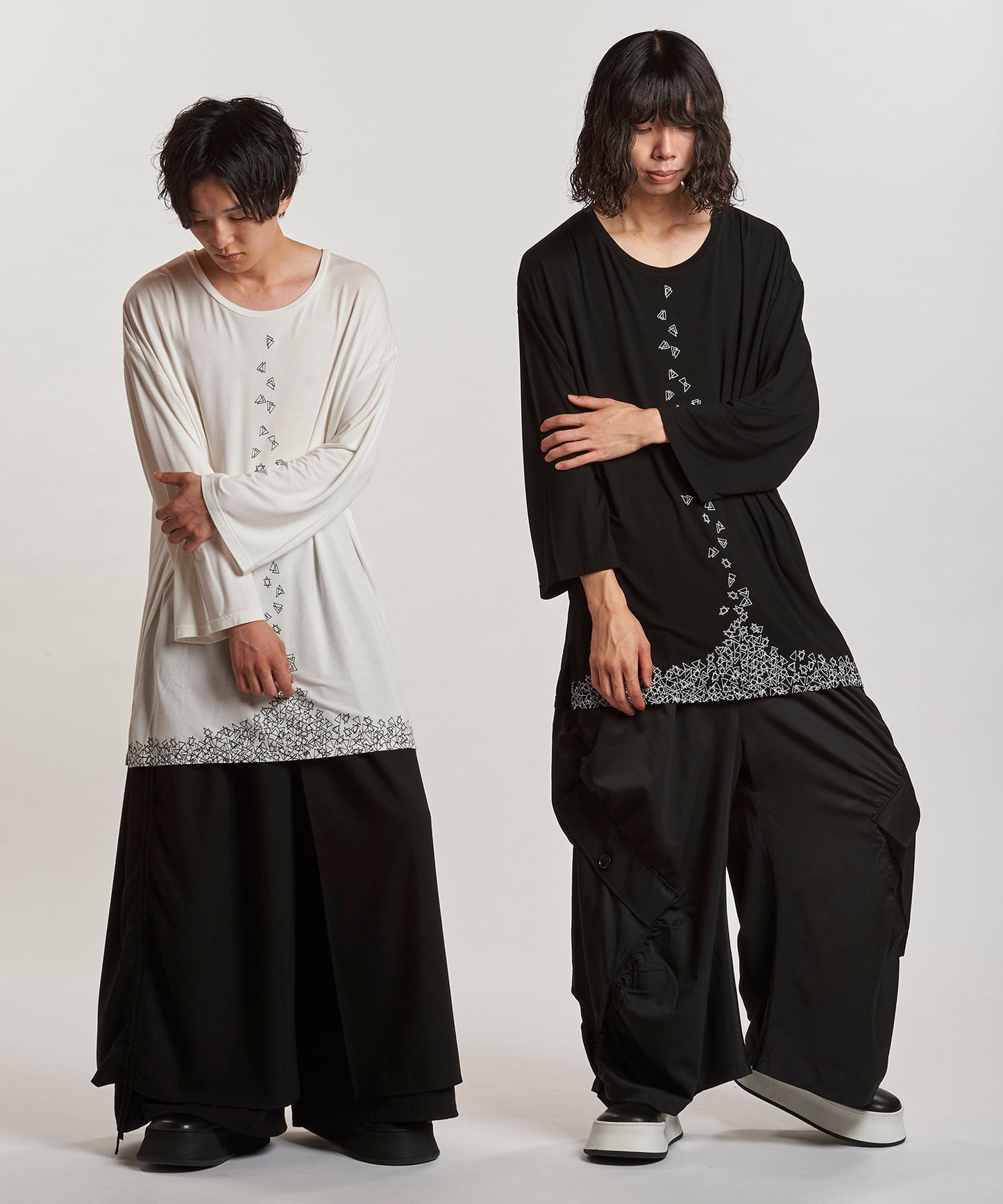 WHITE Model:H169cm / BLACK Model:H180cm