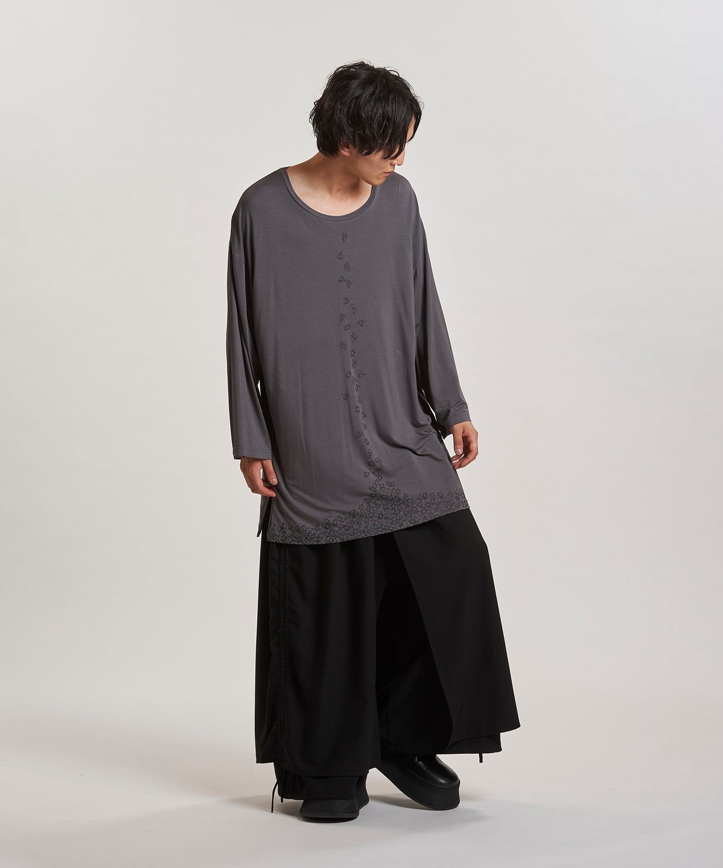 GRAY Model:H169cm