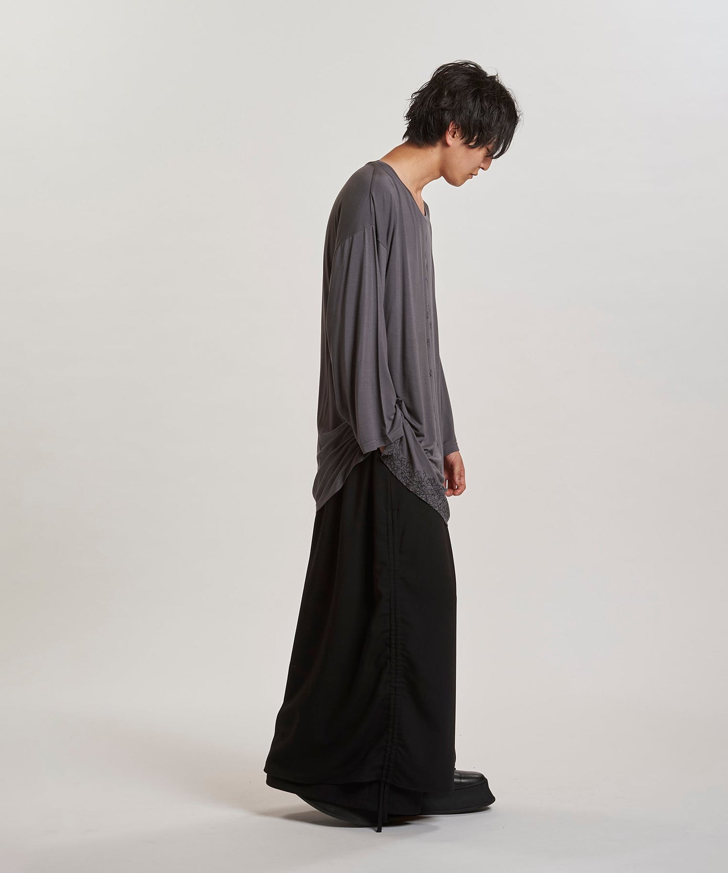 GRAY Model:H169cm