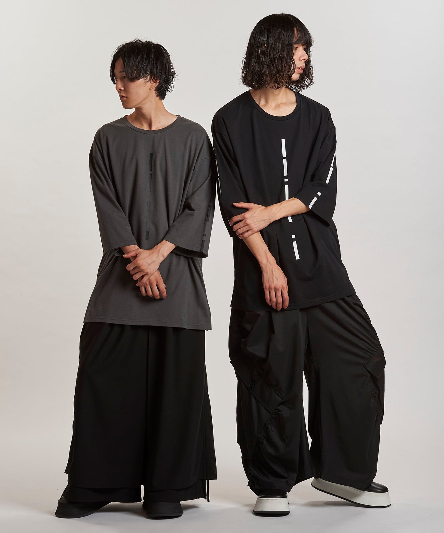 GRAY Model:H169cm / BLACK Model:H180cm