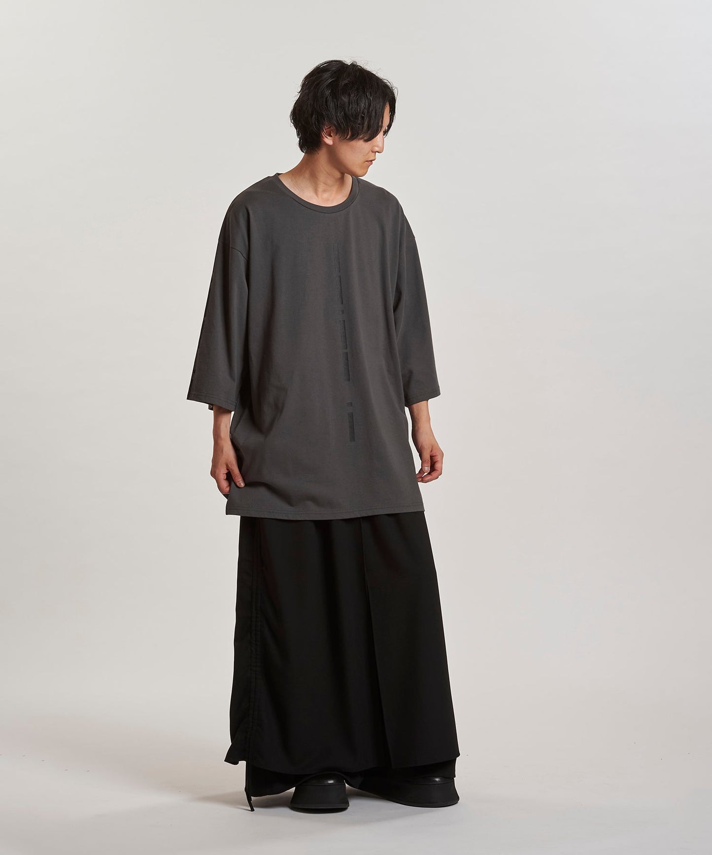 GRAY Model:H169cm