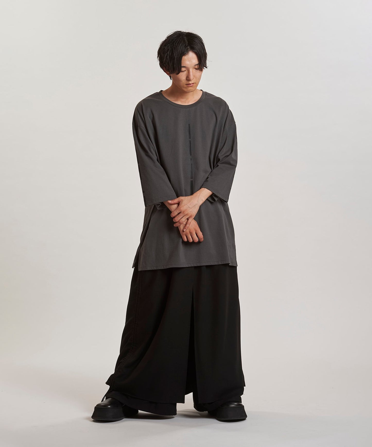 GRAY Model:H169cm
