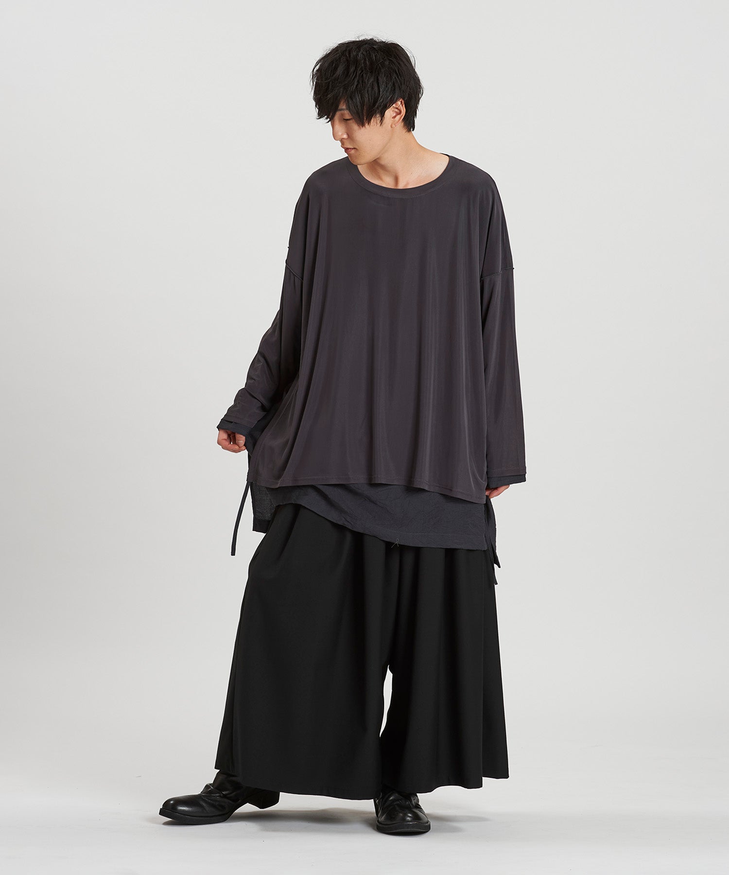 GRAY Model:H169cm