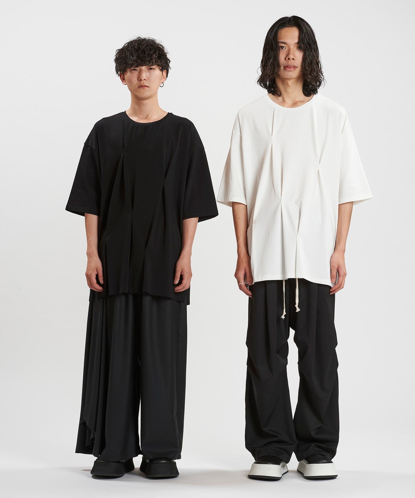 BLACK Model:H169cm / WHITE Model:H180cm