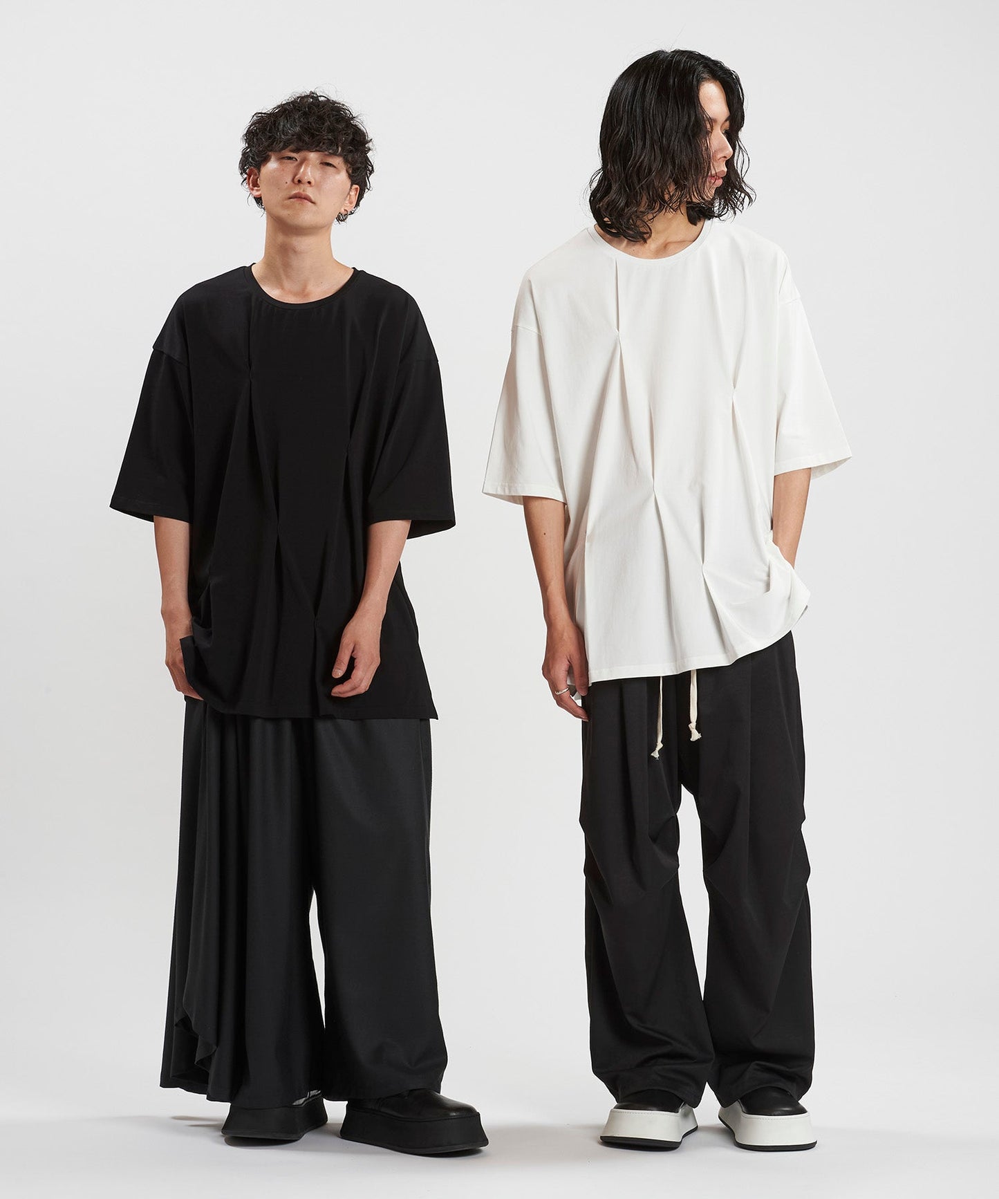 BLACK Model:H169cm / WHITE Model:H180cm