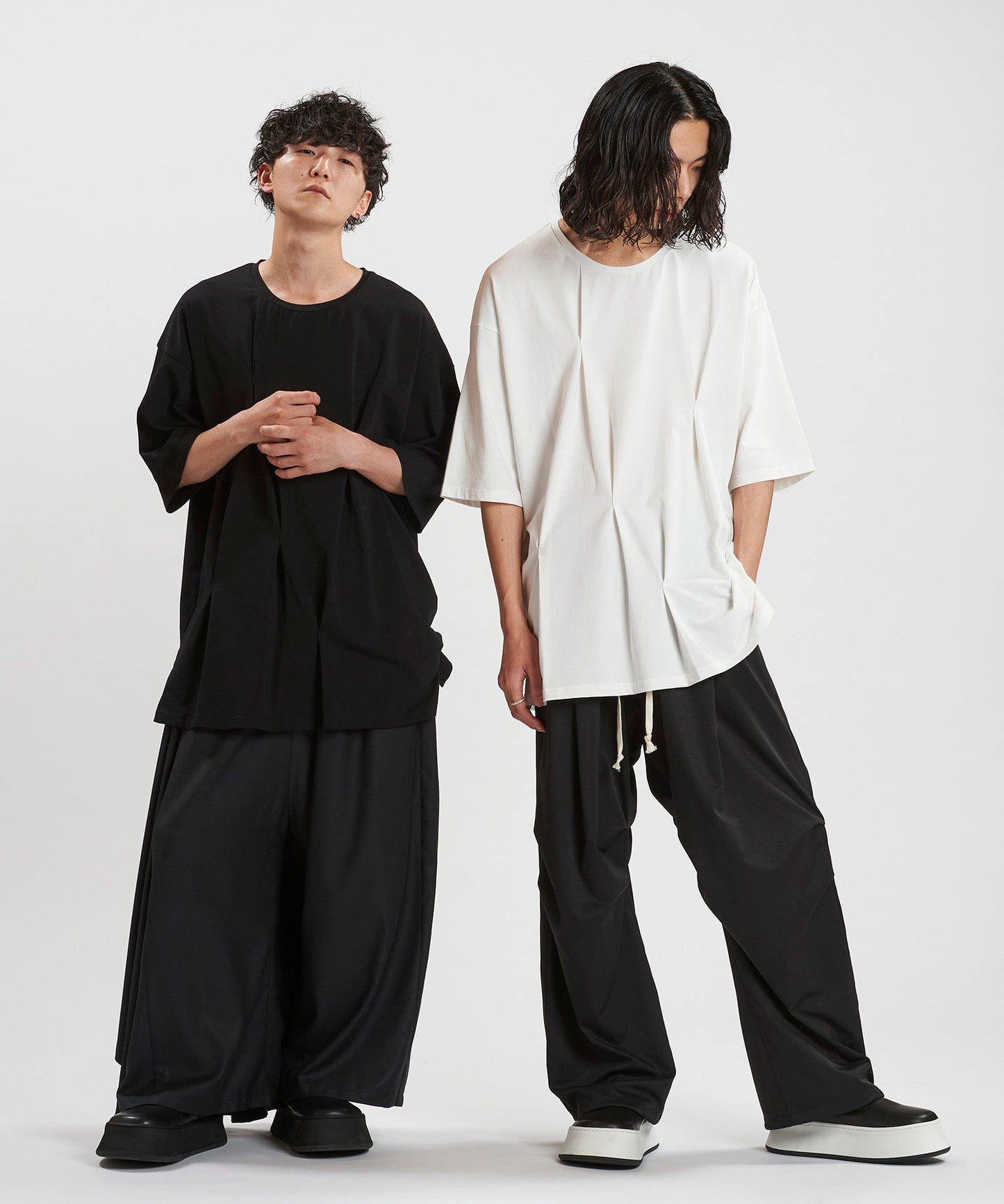 BLACK Model:H169cm / WHITE Model:H180cm