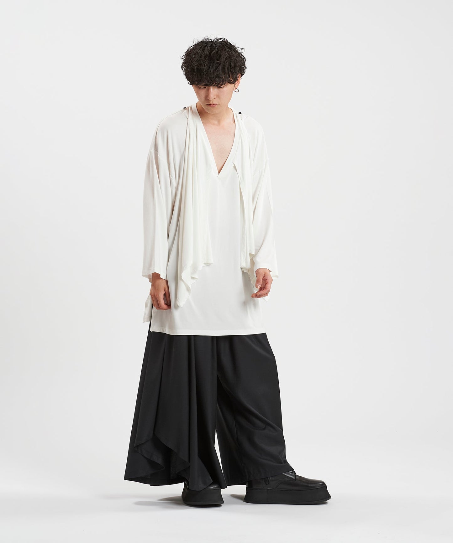 GRAY Model:H169cm