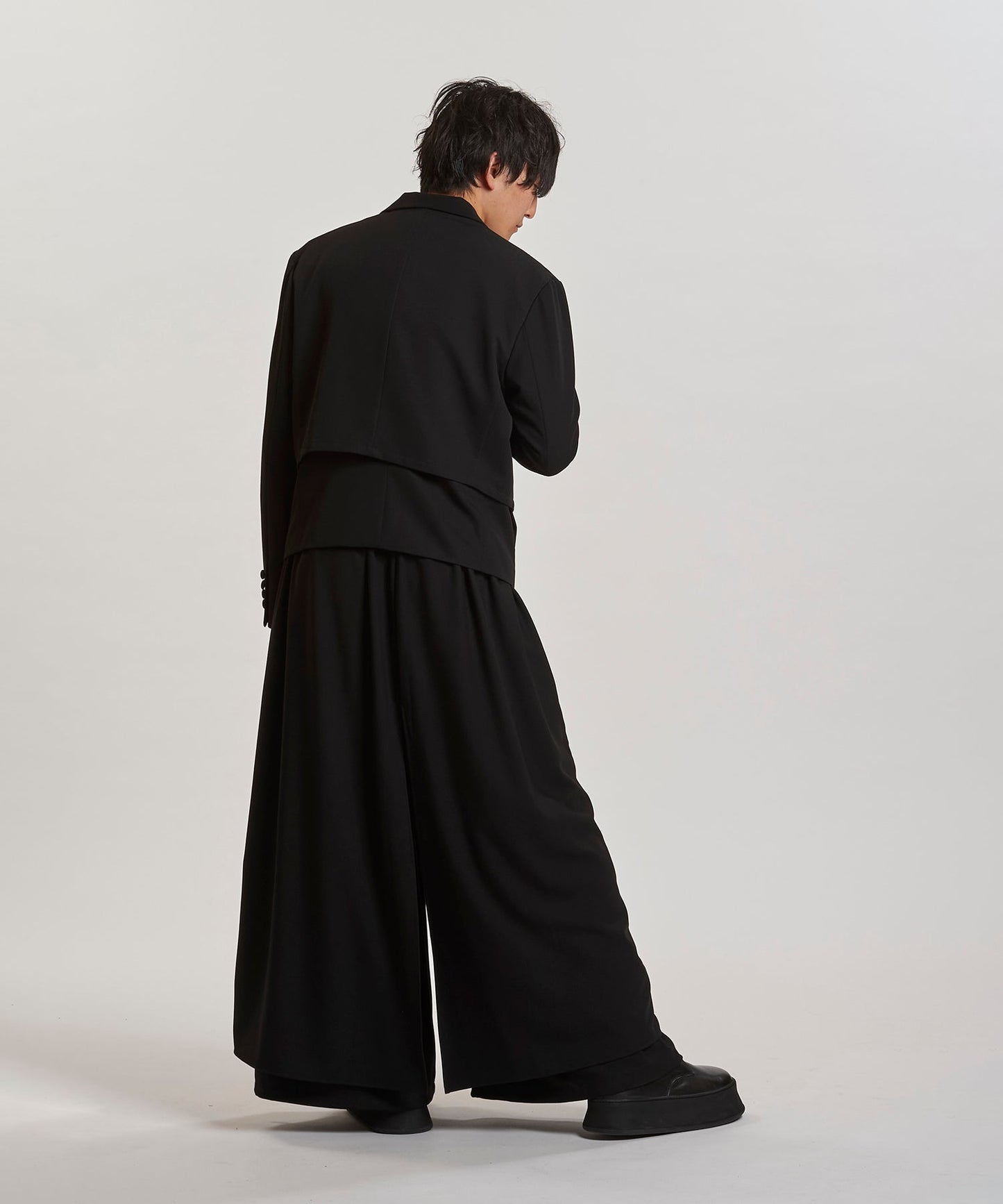 BLACK Model:H169cm