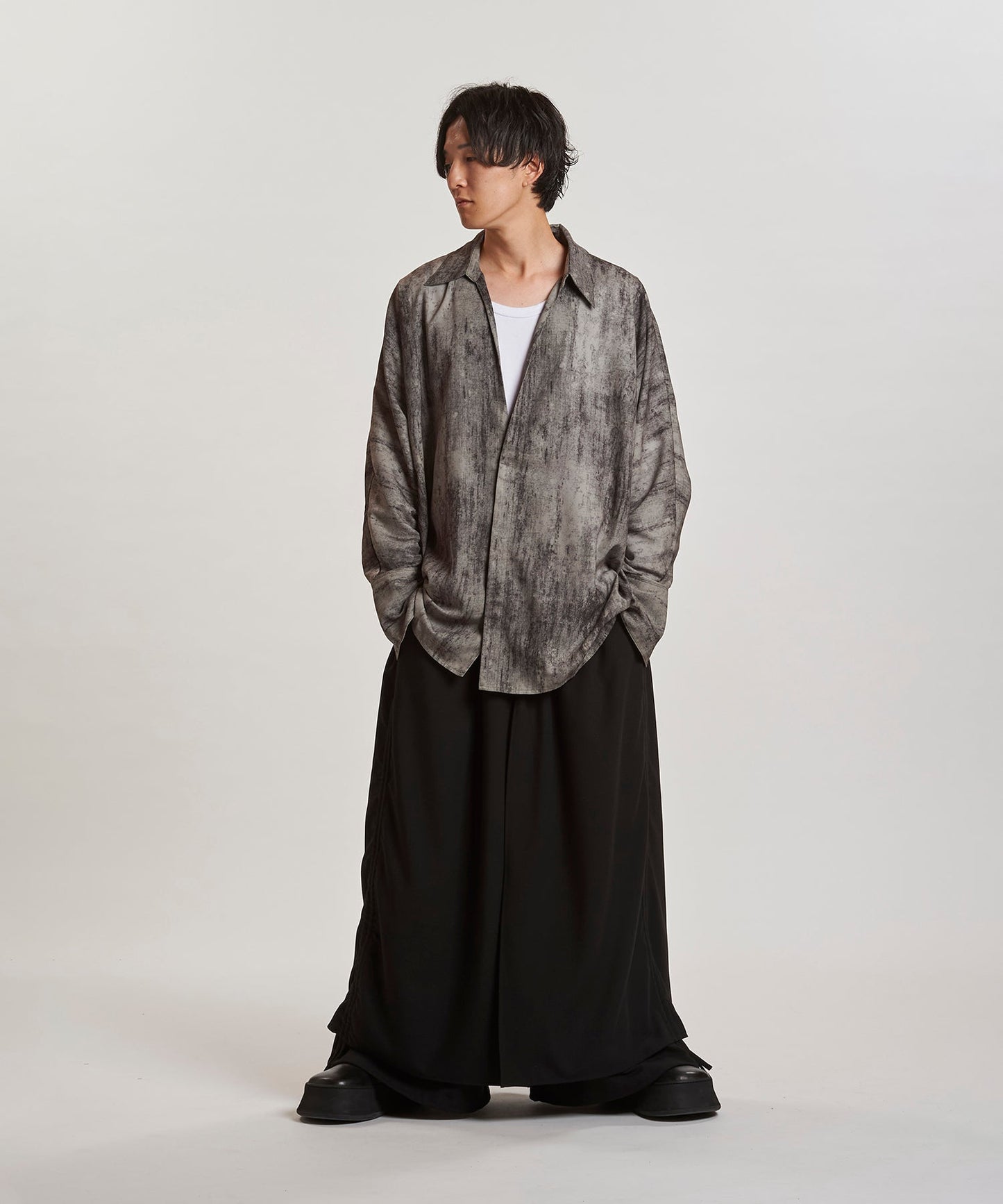 GRAY Model:H169cm
