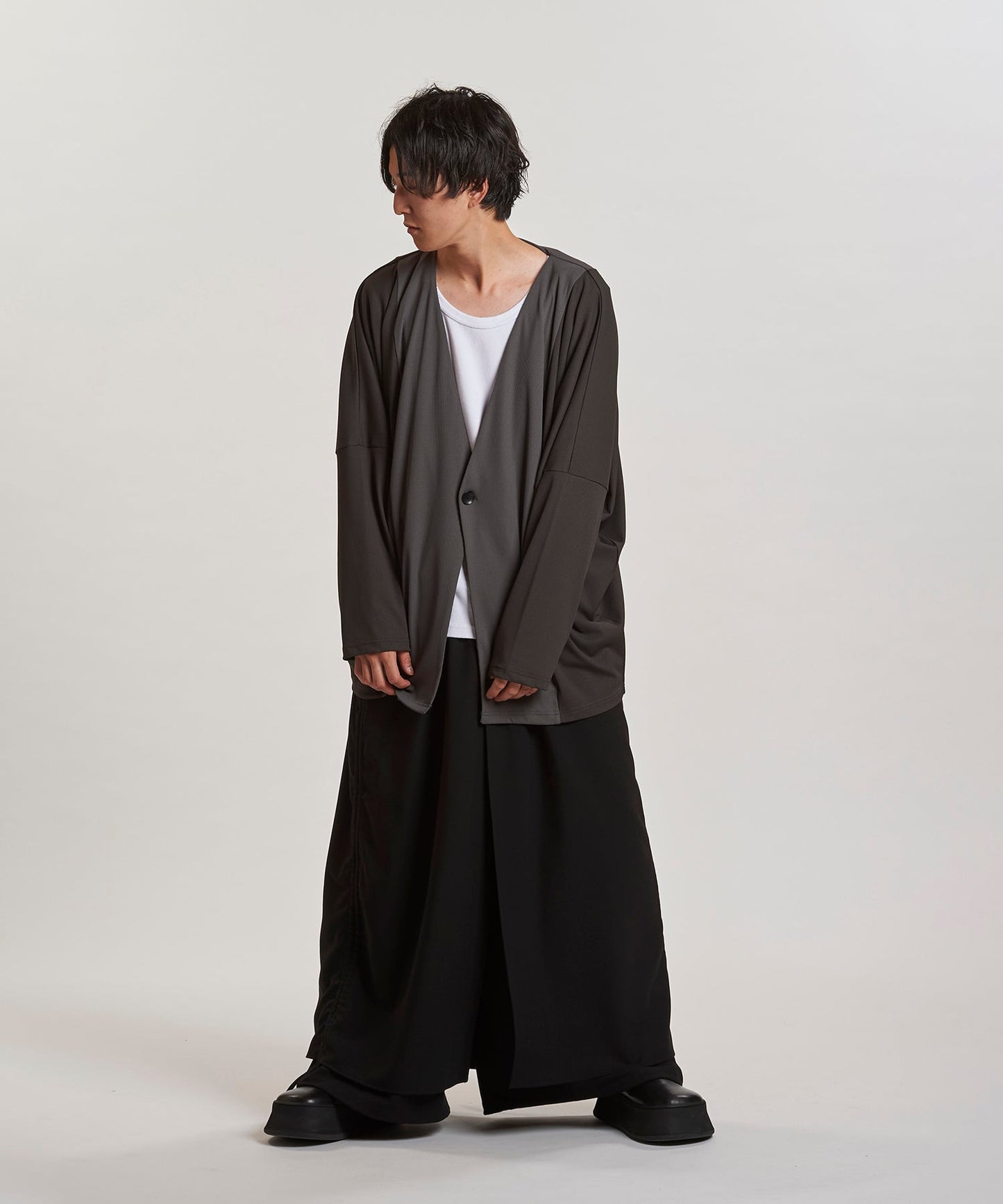 GRAY Model:H169cm