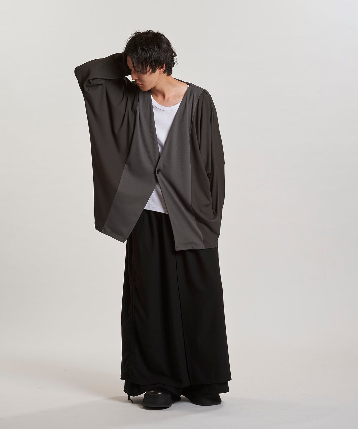GRAY Model:H169cm
