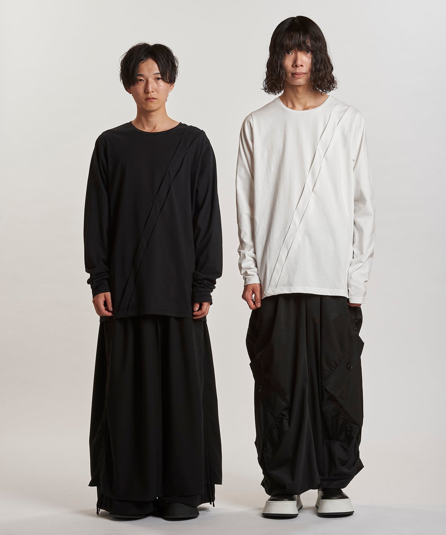 BLACK Model:H169cm / WHITE Model:H180cm