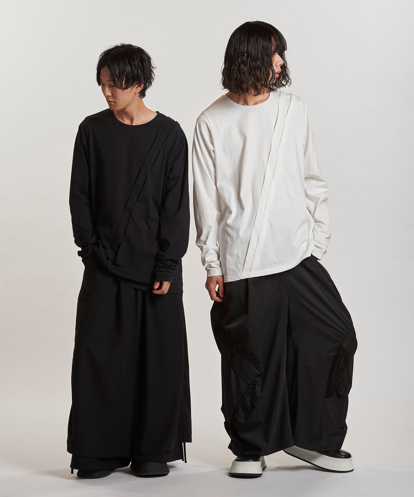 BLACK Model:H169cm / WHITE Model:H180cm
