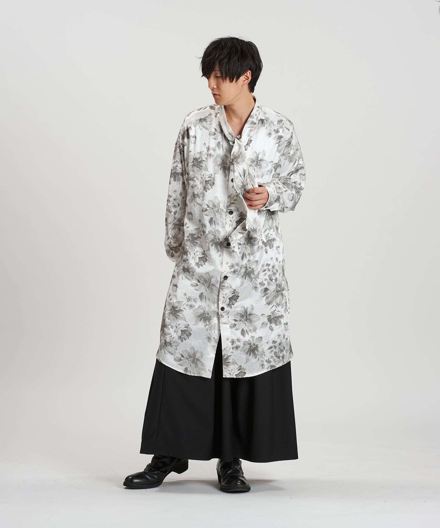 WHITE Model:H169cm