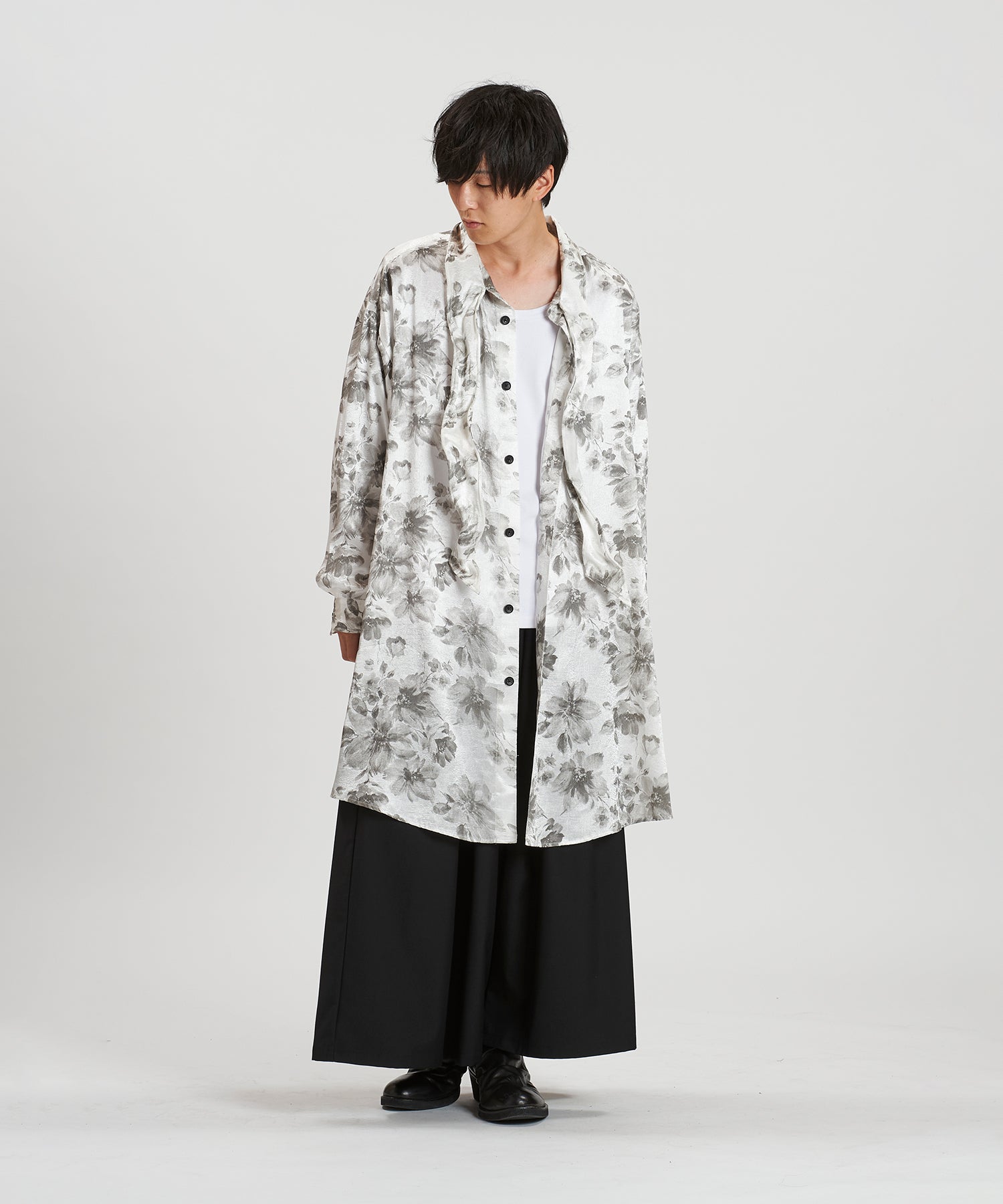 WHITE Model:H169cm