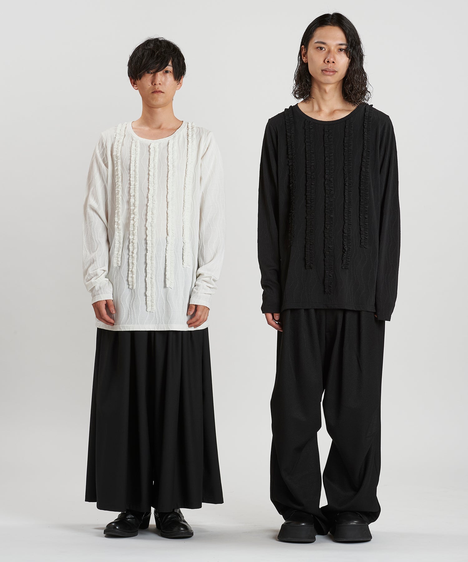 WHITE Model:H169cm / BLACK Model:H180cm