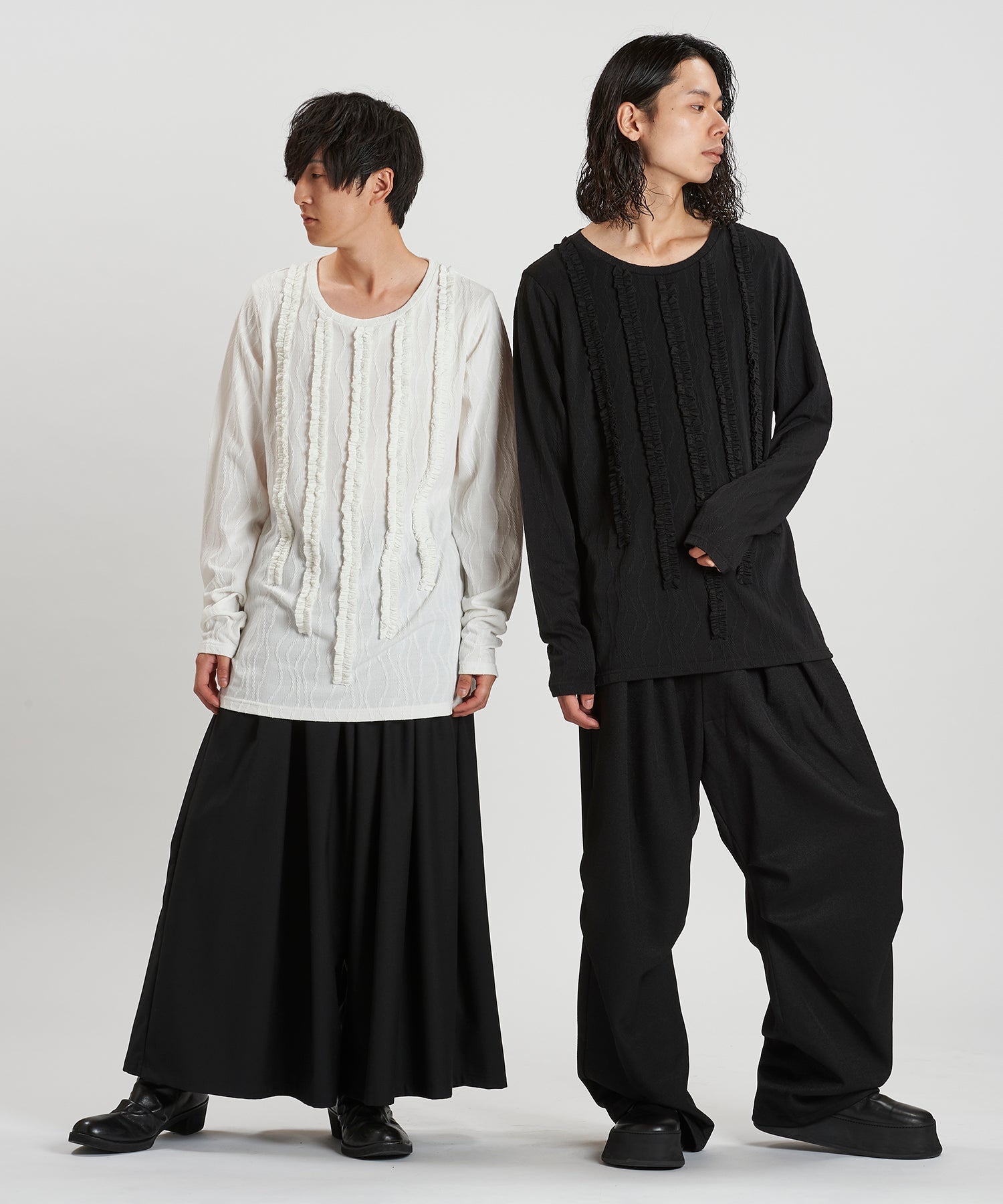 WHITE Model:H169cm / BLACK Model:H180cm