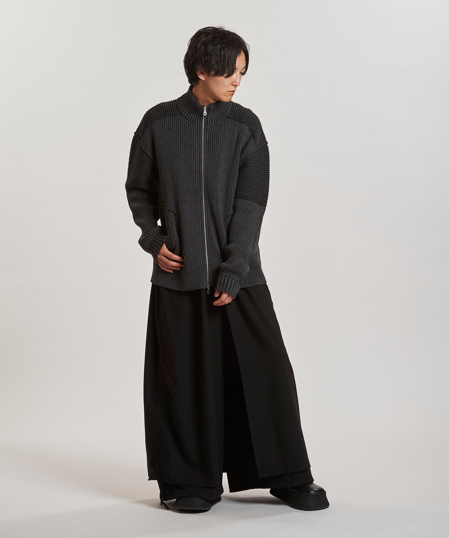 GRAY Model:H169cm