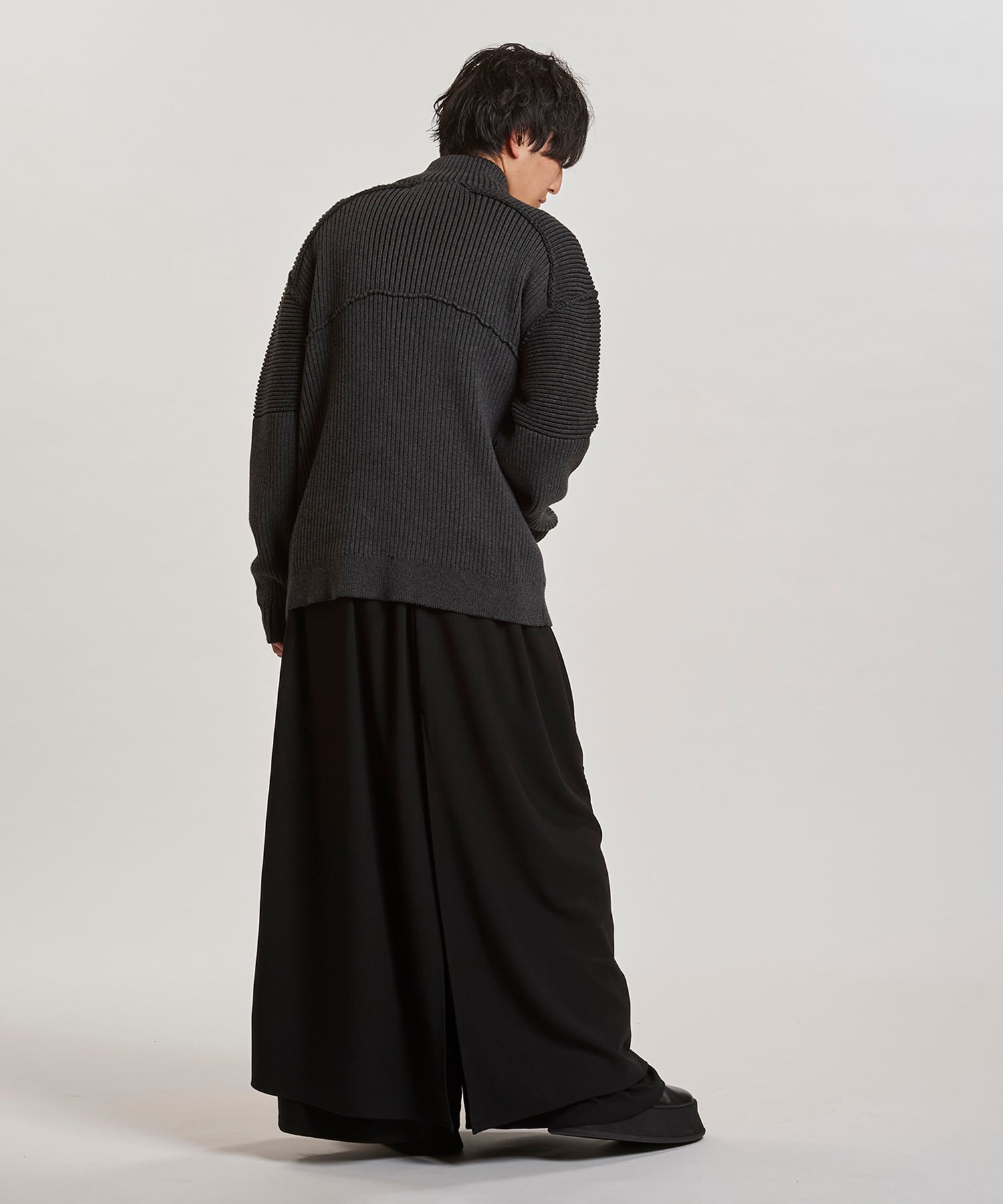 GRAY Model:H169cm