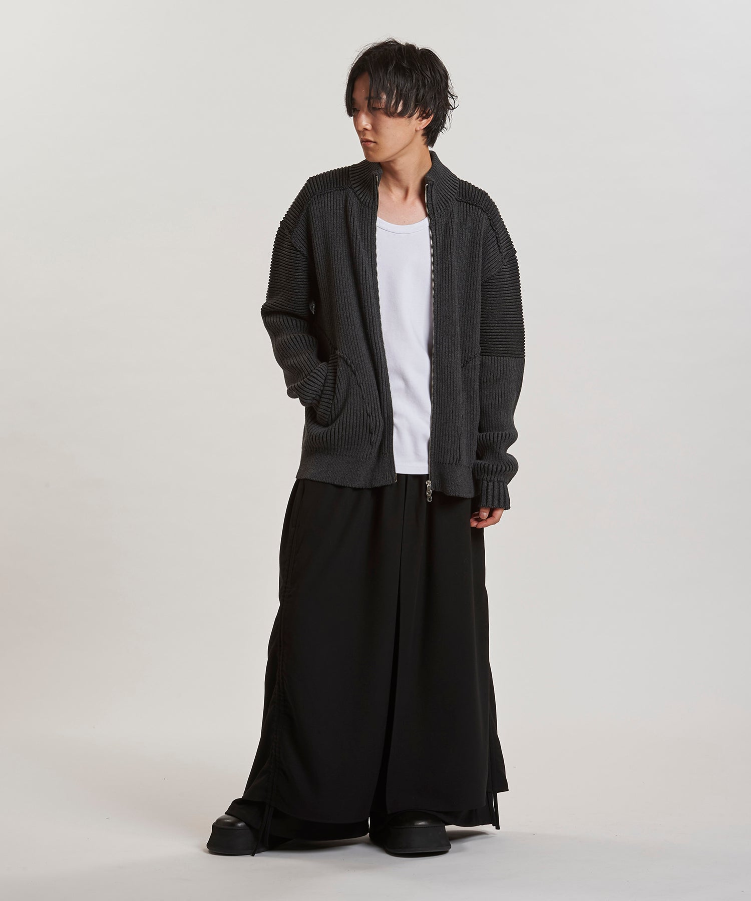 GRAY Model:H169cm