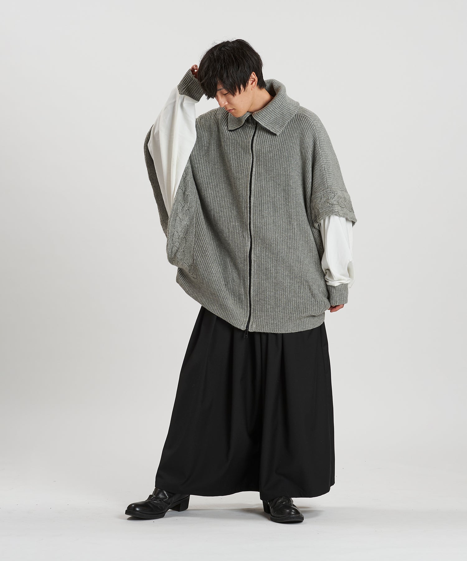 GRAY Model:H169cm