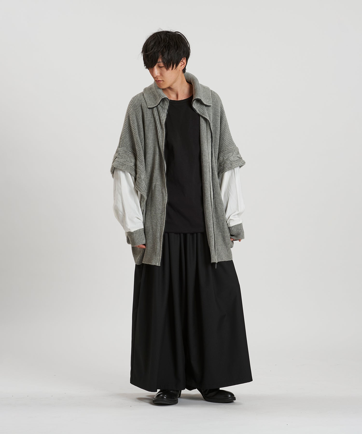 GRAY Model:H169cm