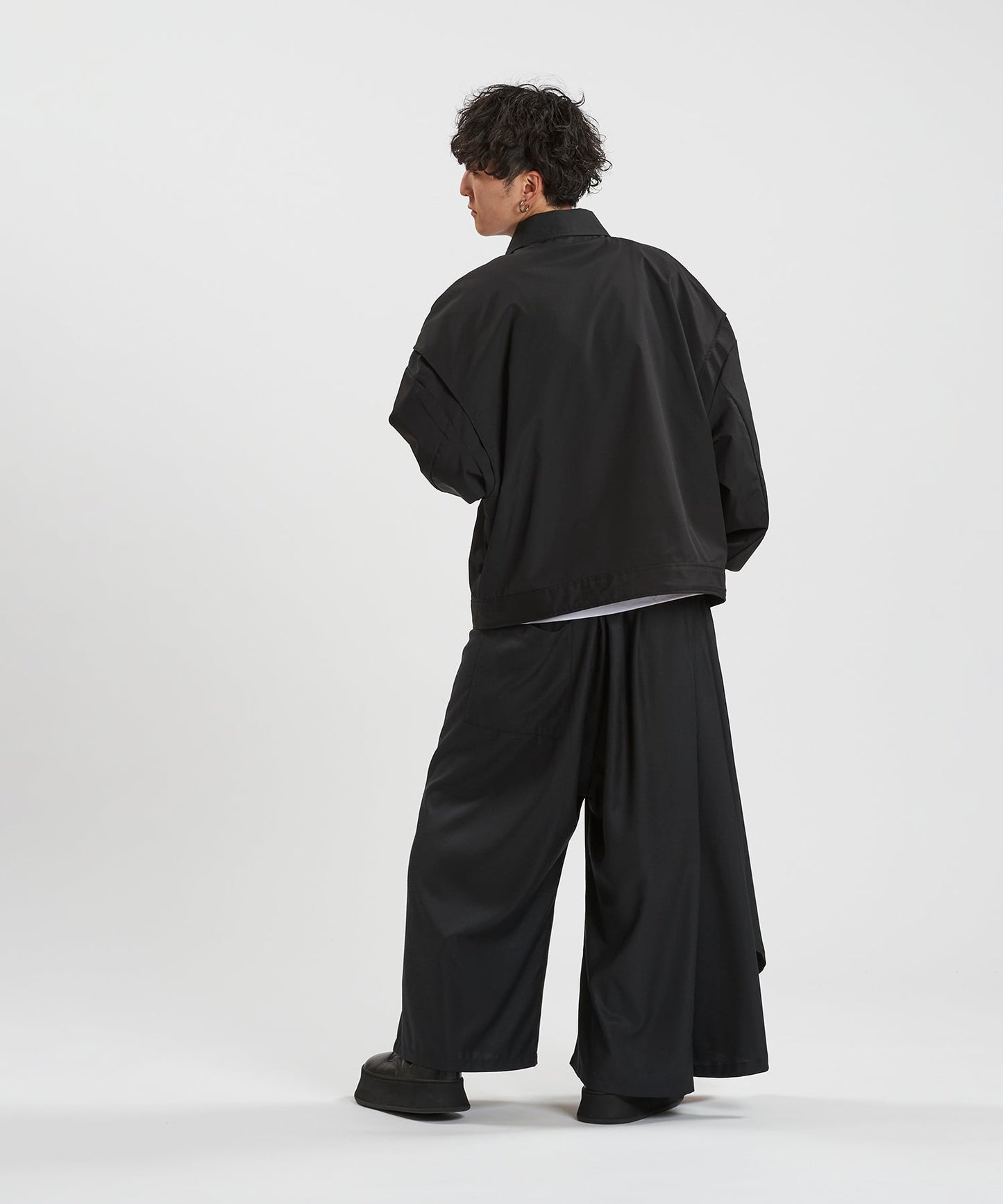BLACK Model:H169cm