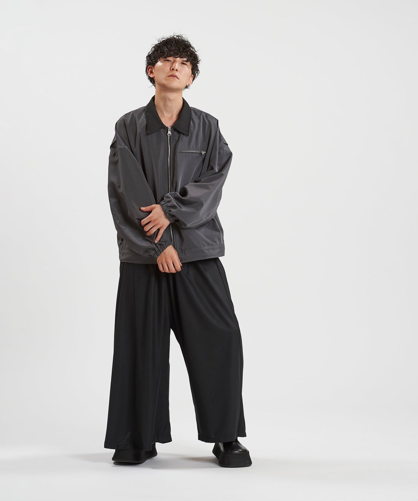 GRAY Model:H169cm