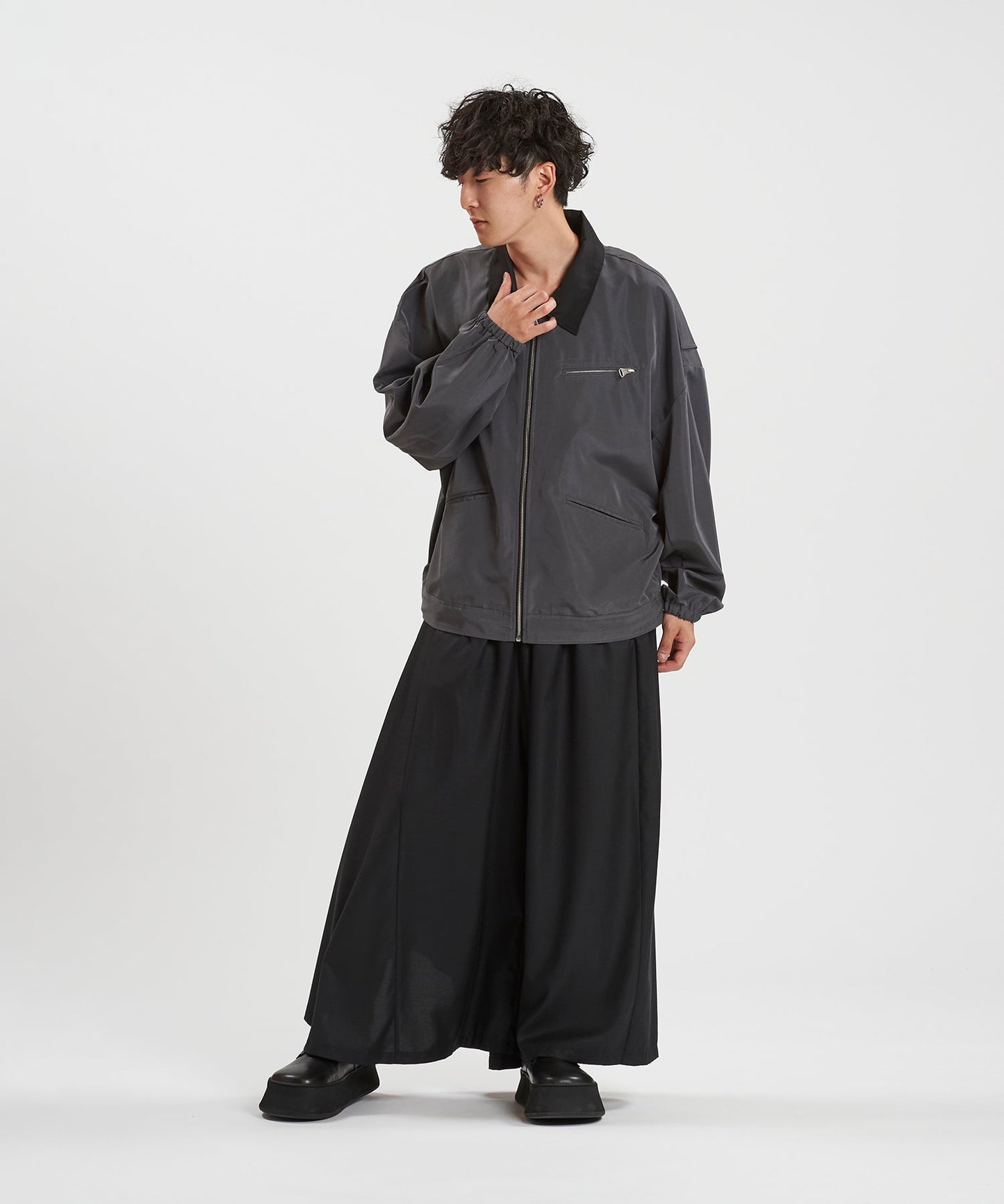 GRAY Model:H169cm