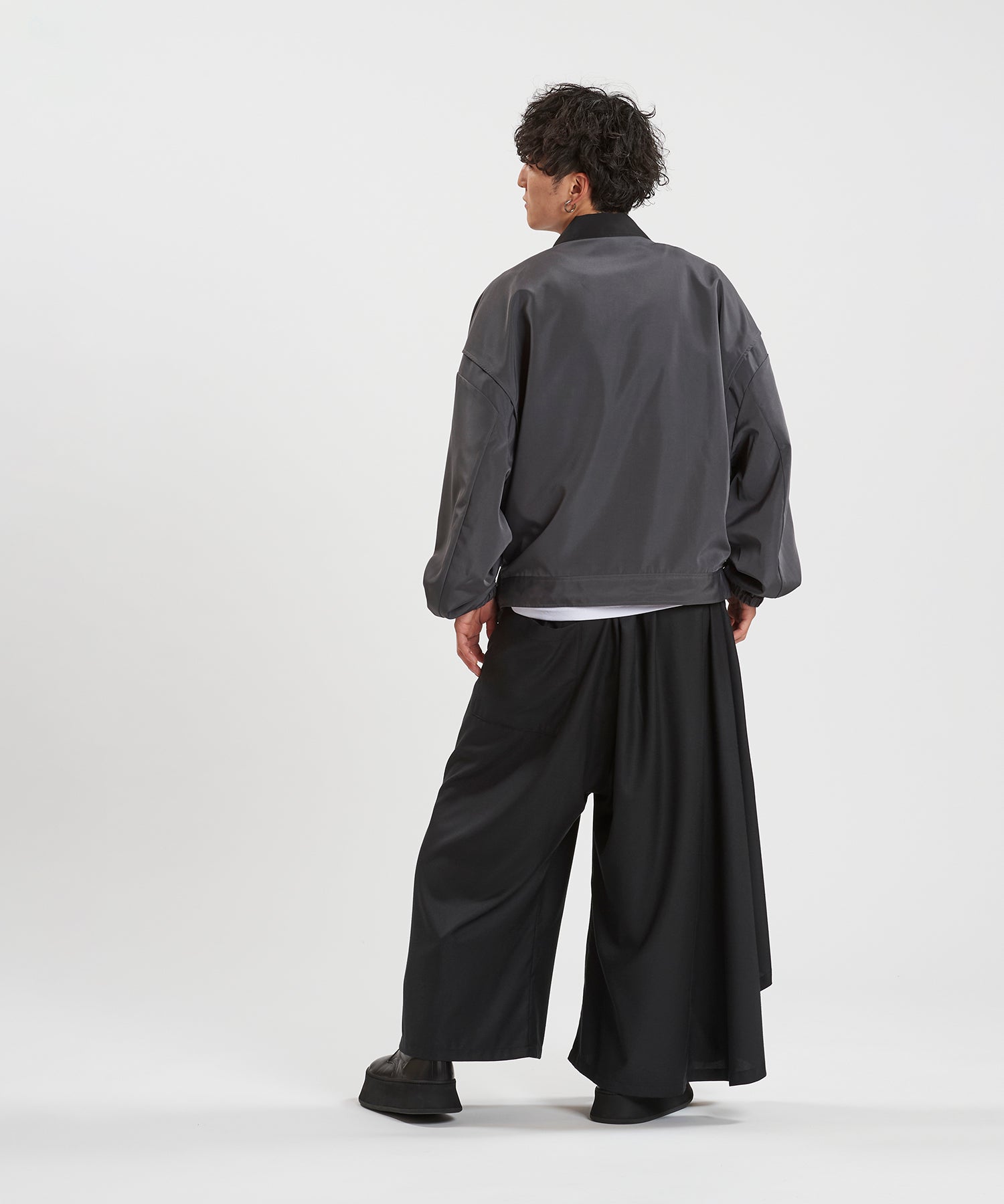 GRAY Model:H169cm