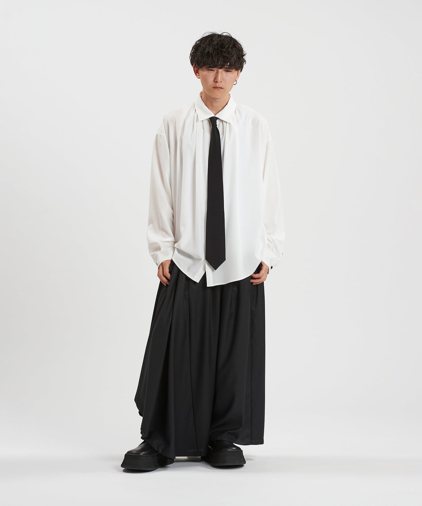 WHITE Model:H169cm