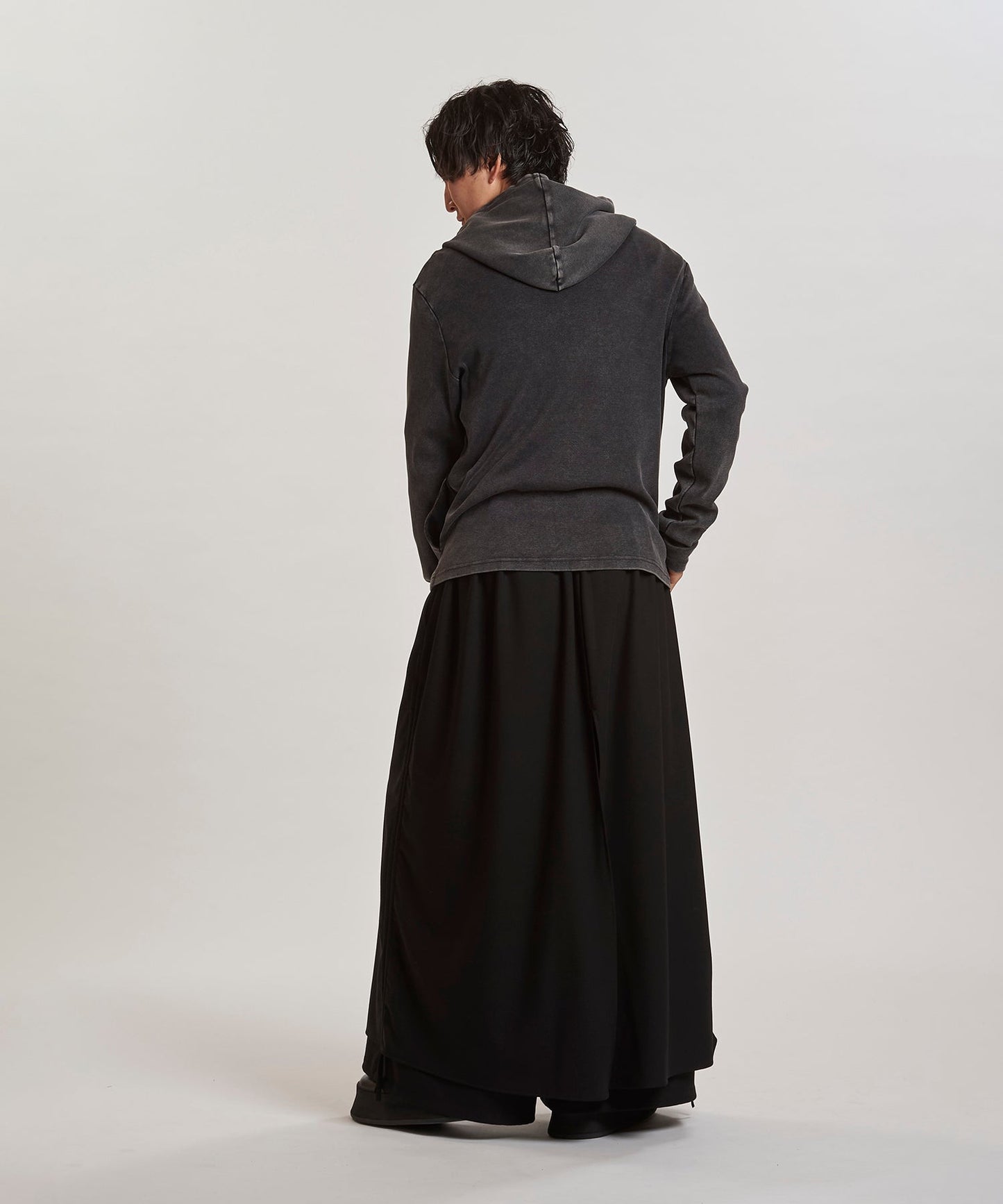GRAY Model:H169cm