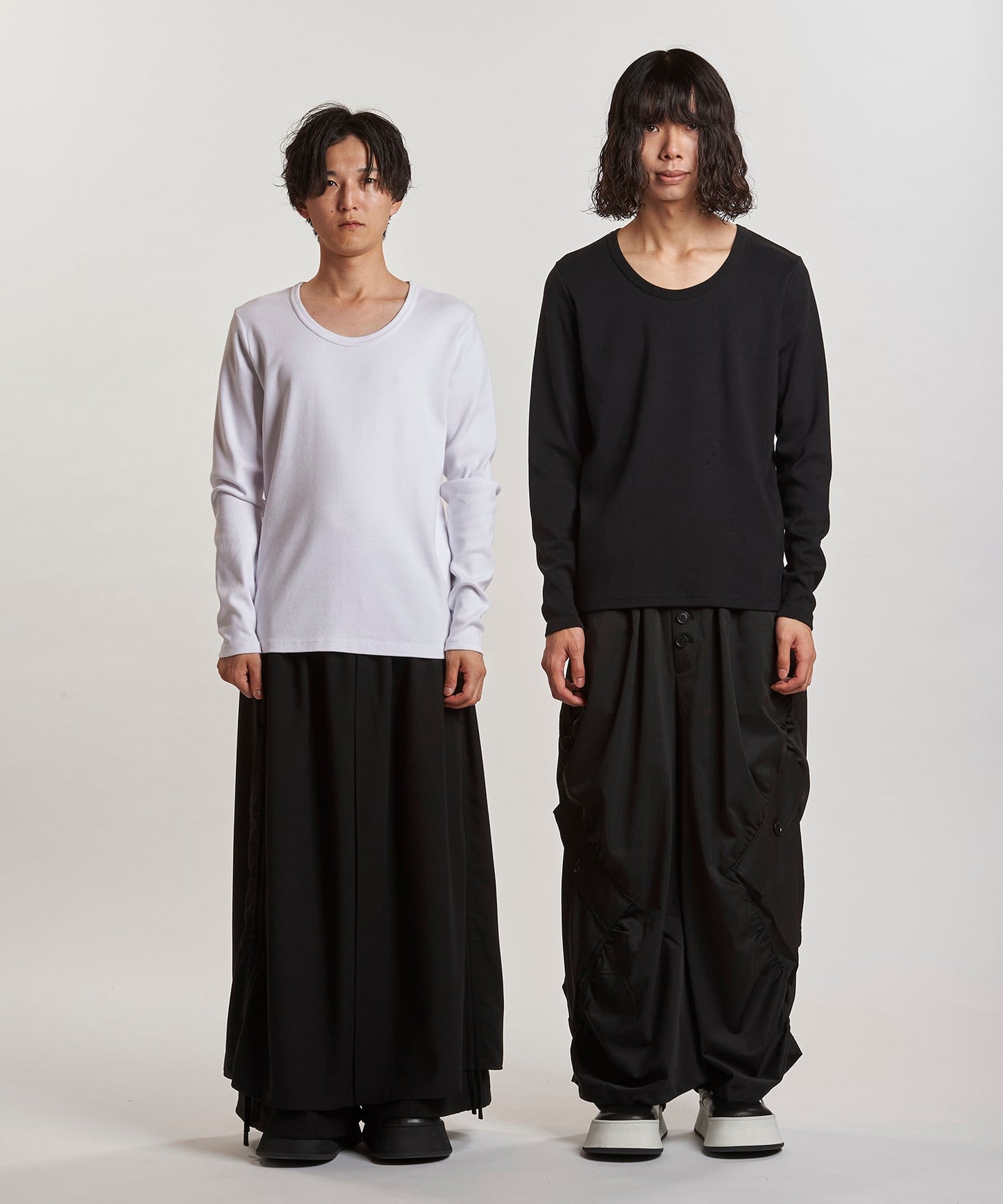WHITE Model:H169cm / BLACK Model:H180cm