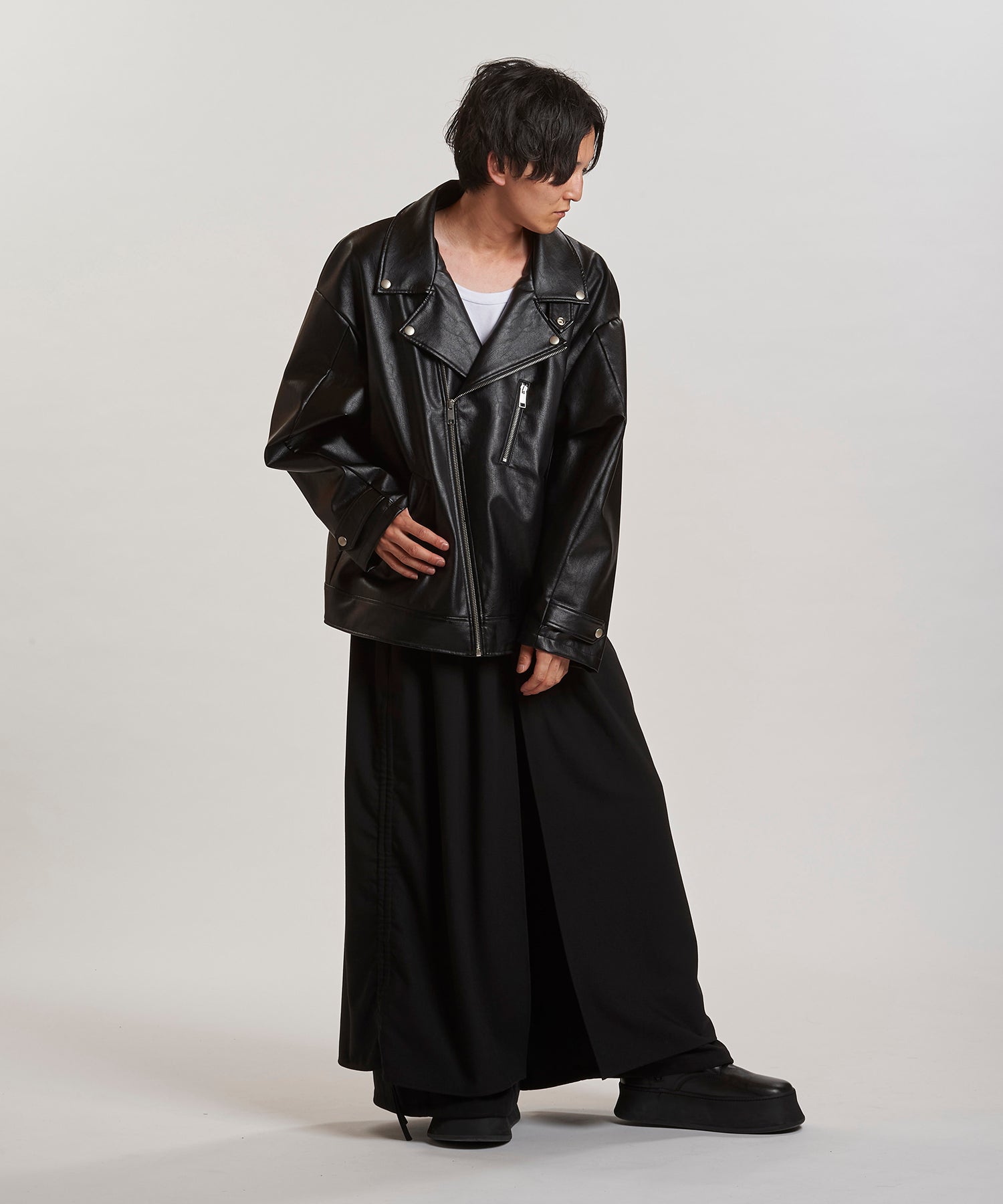 BLACK Model:H169cm
