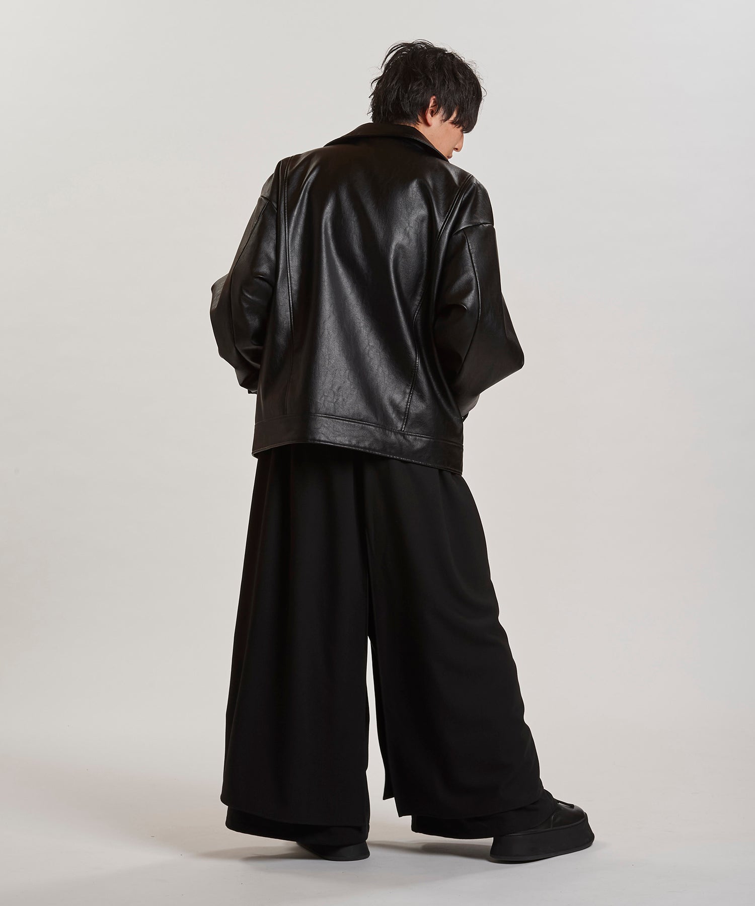 BLACK Model:H169cm