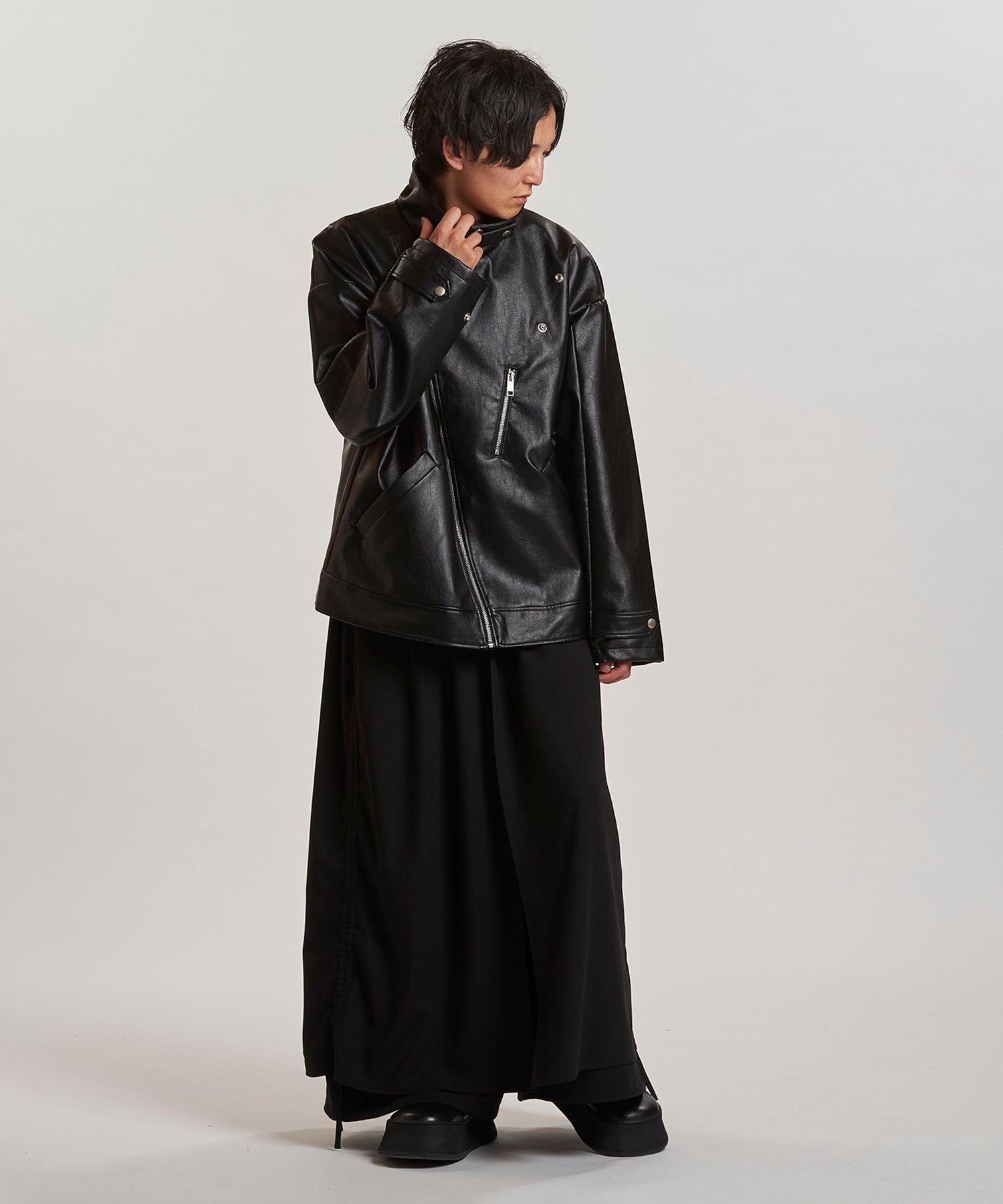 BLACK Model:H169cm