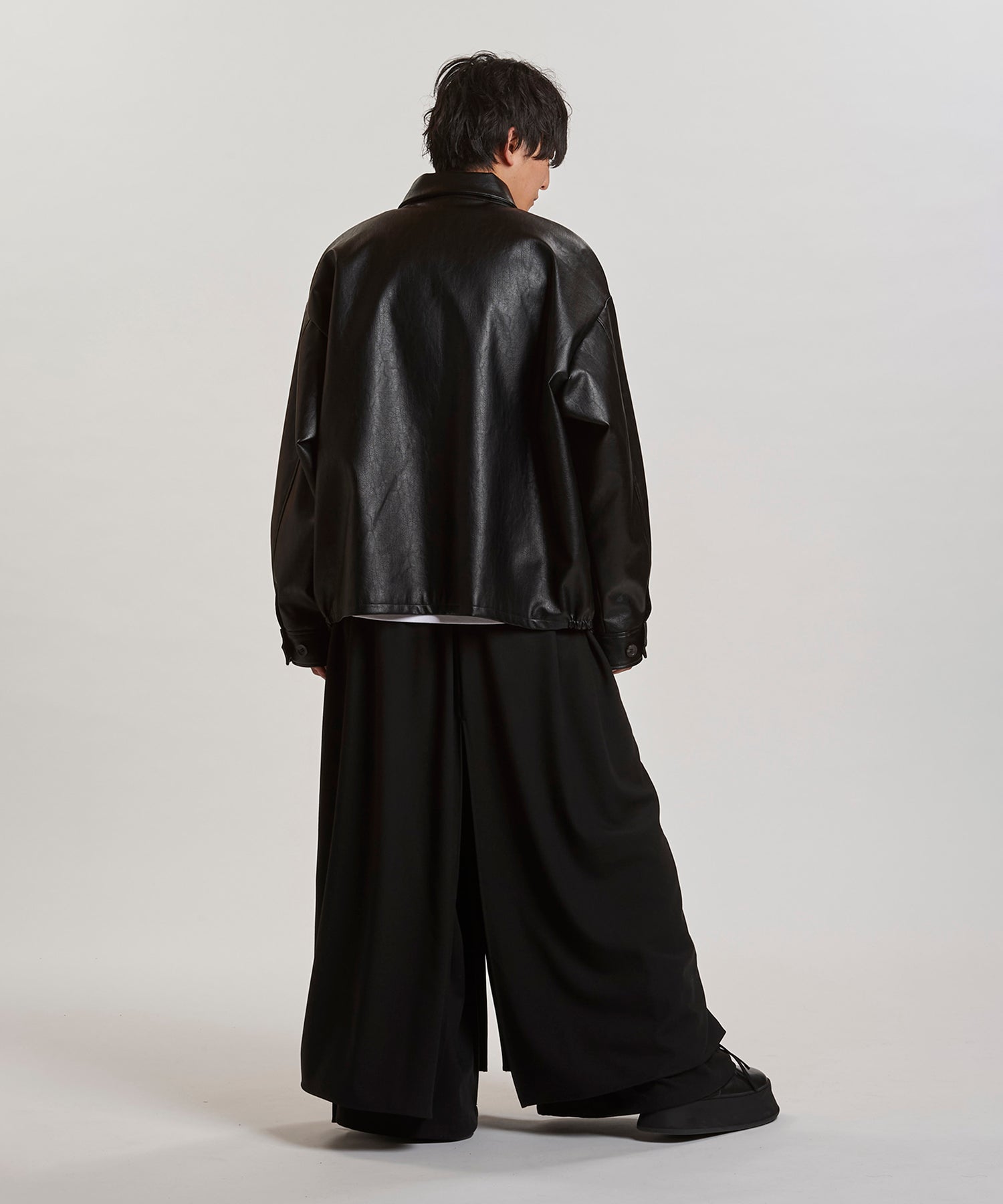 BLACK Model:H169cm
