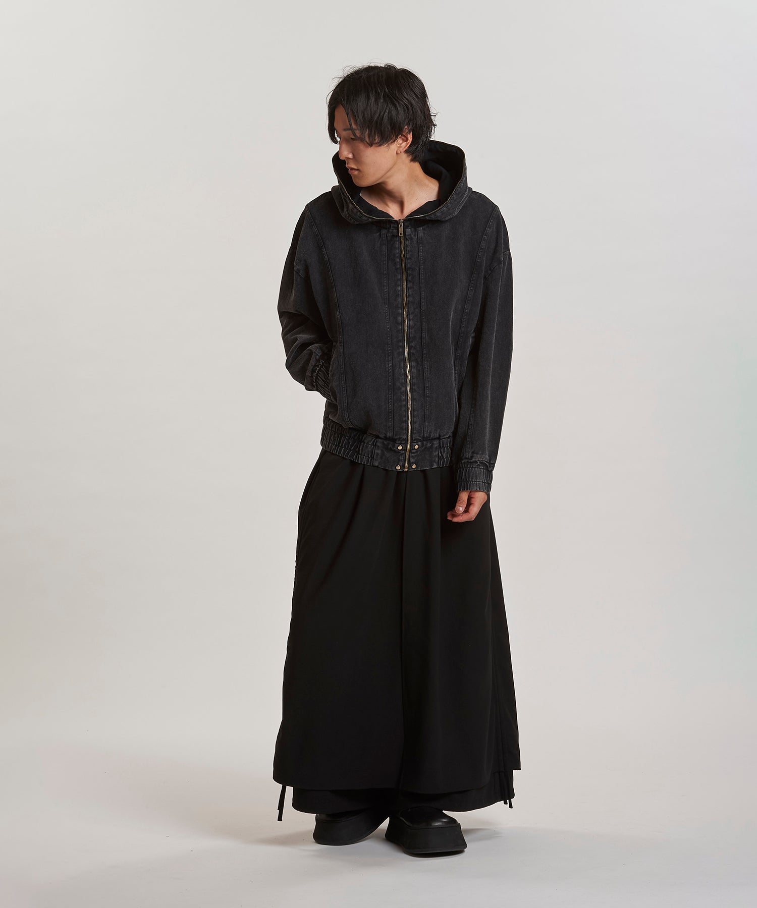 GRAY Model:H169cm