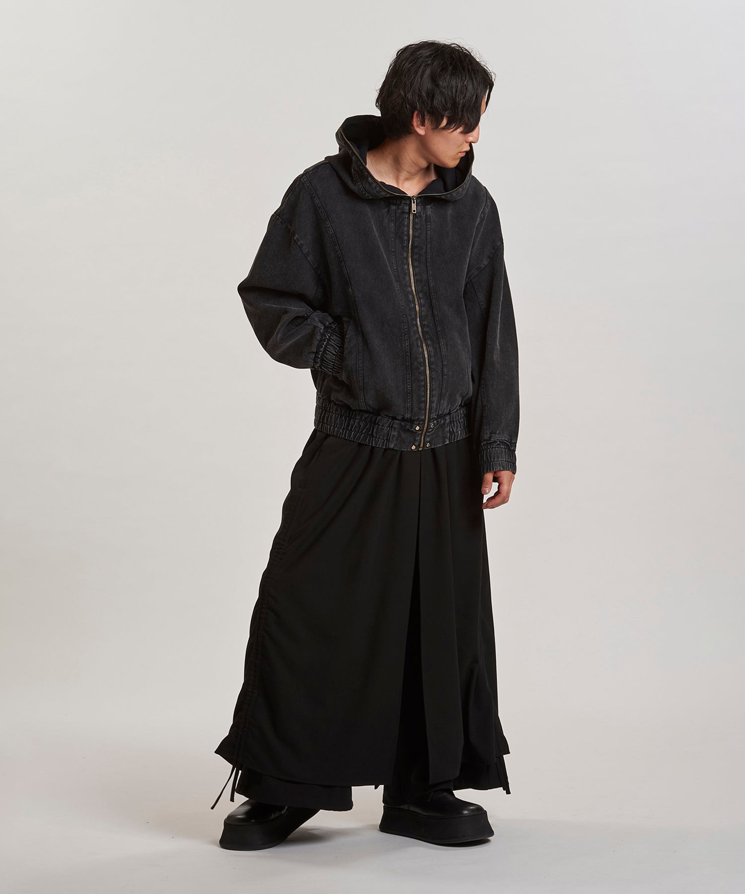 GRAY Model:H169cm