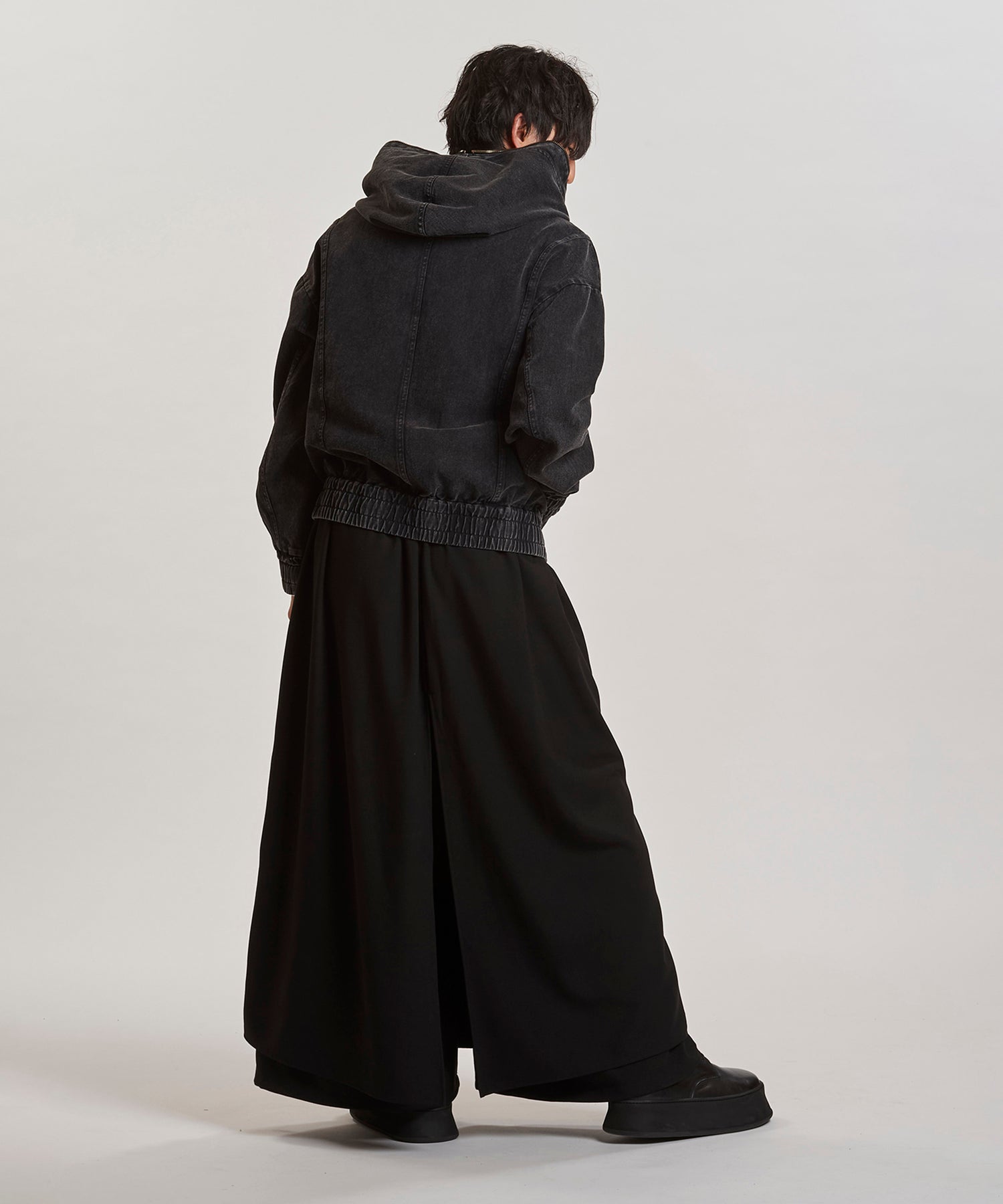 GRAY Model:H169cm