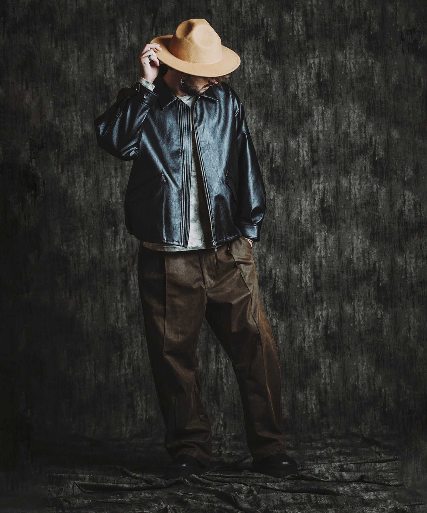 BROWN Model:H182cm