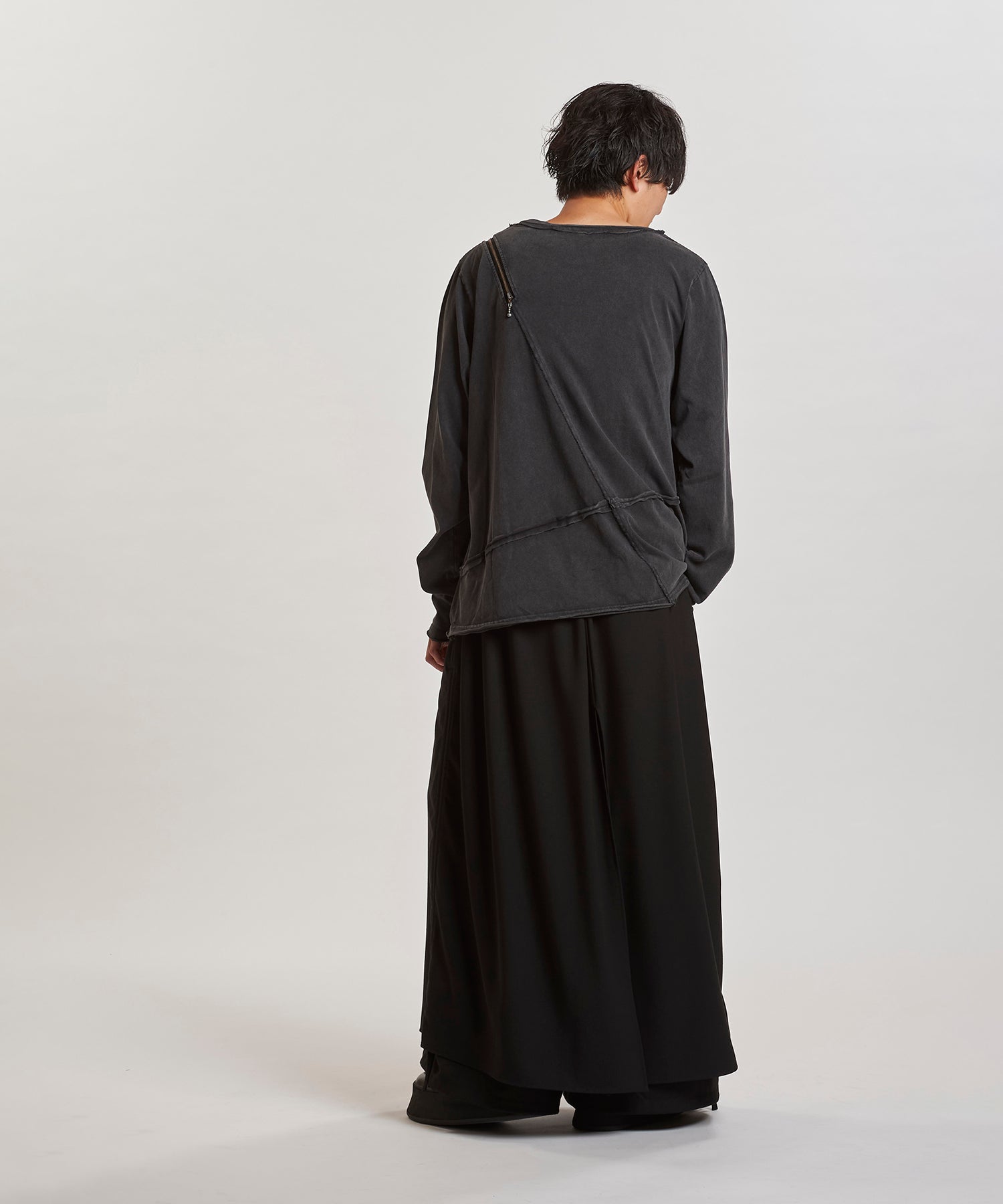GRAY Model:H169cm