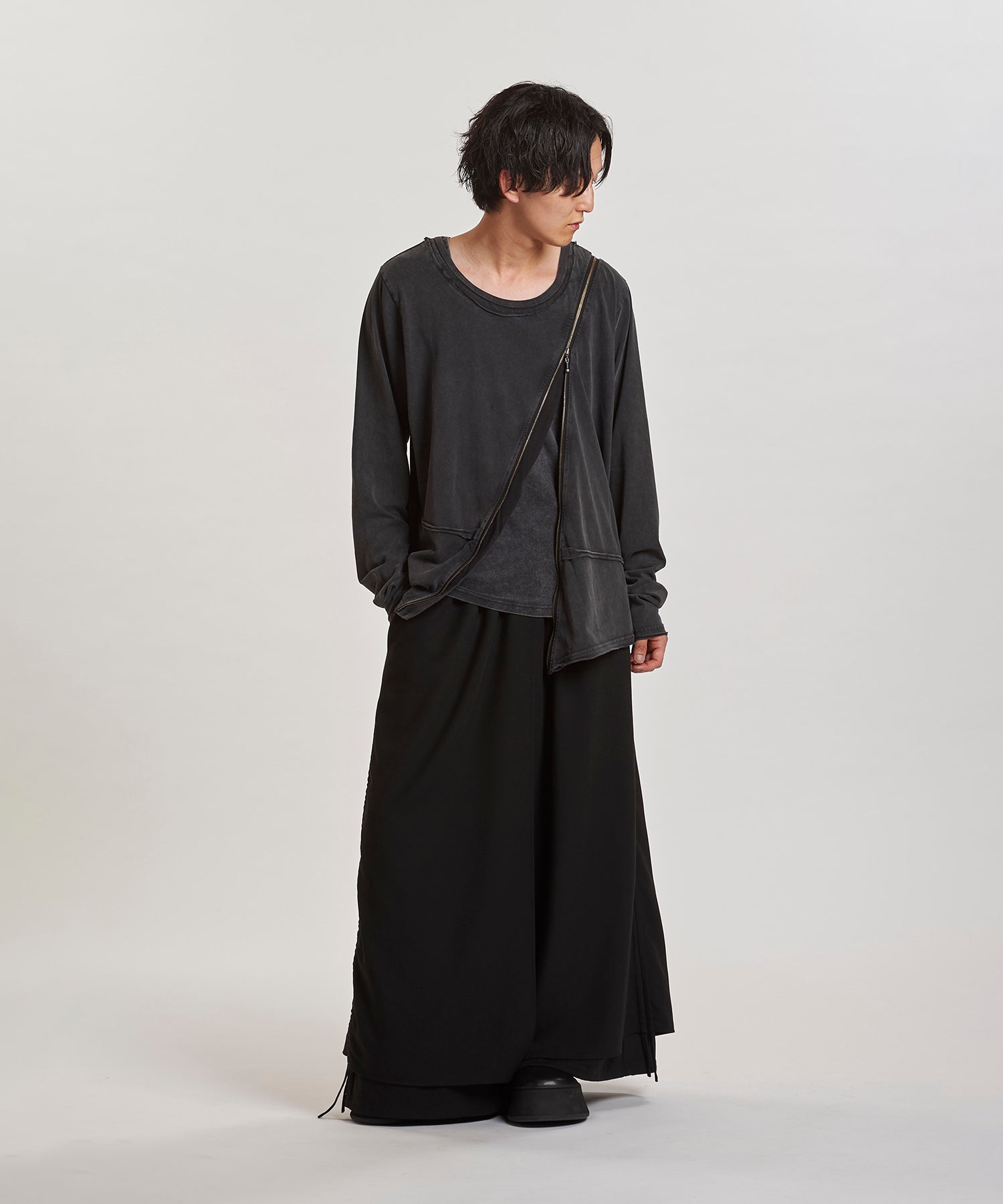 GRAY Model:H169cm