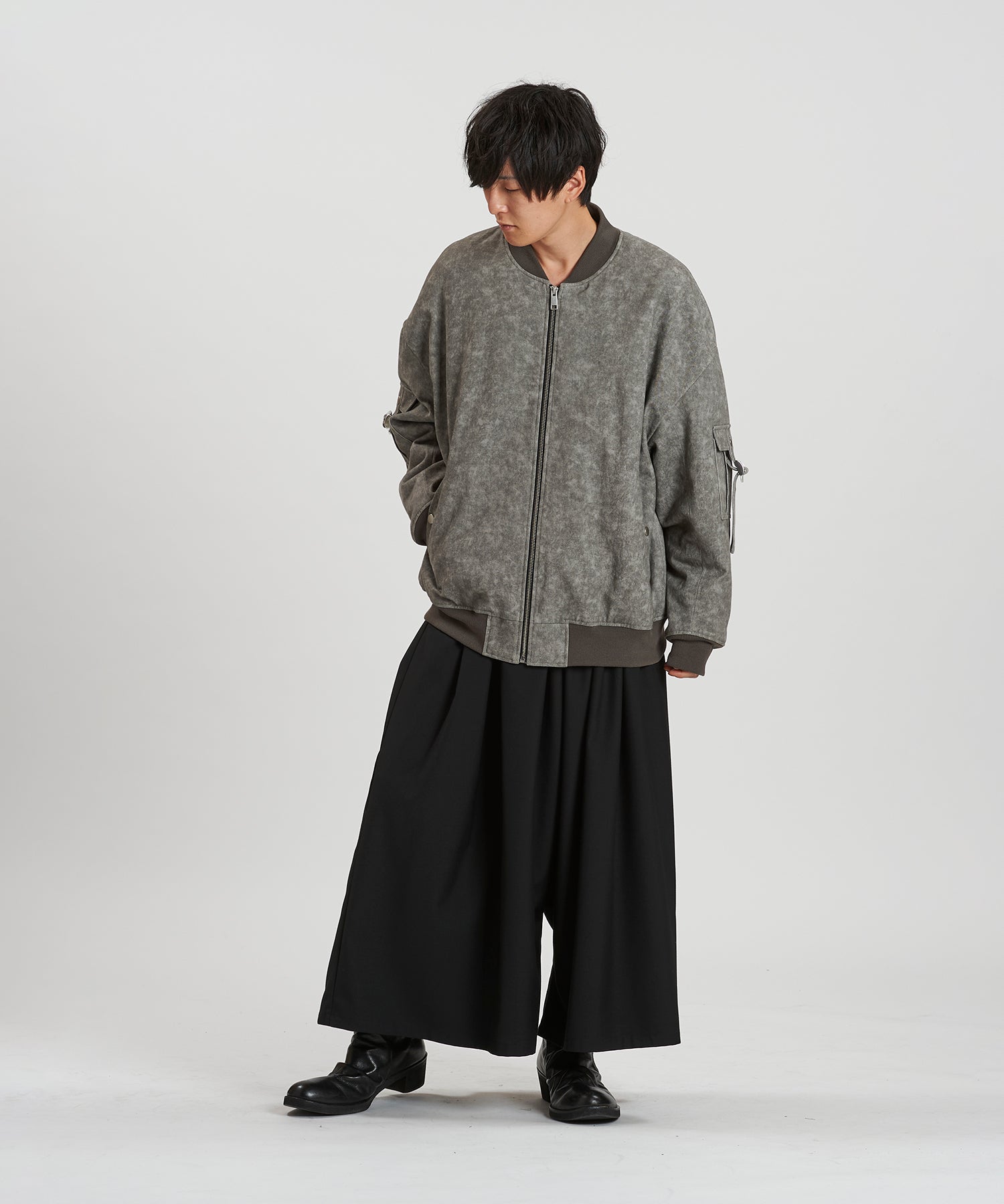 GRAY Model:H169cm