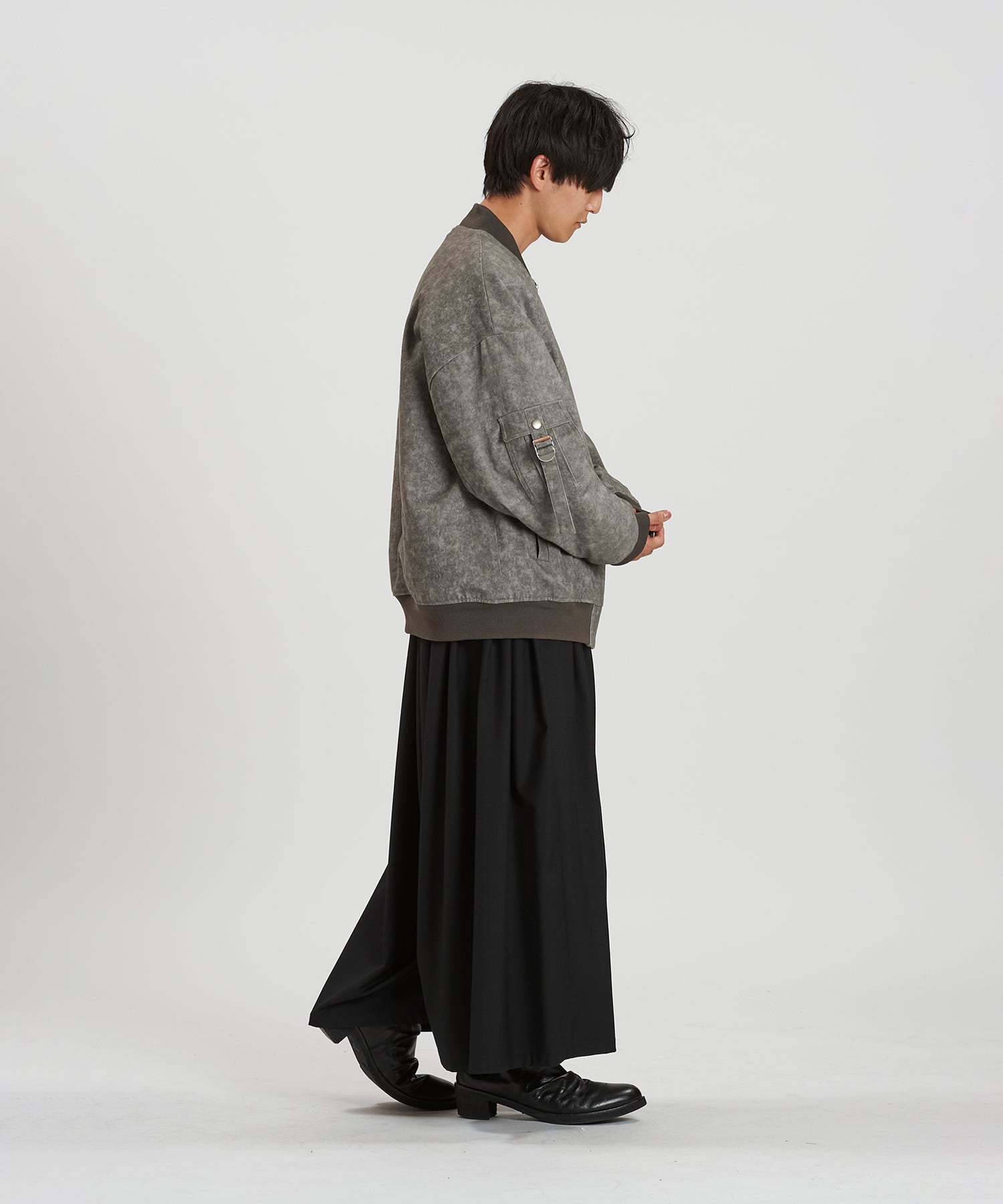 GRAY Model:H169cm