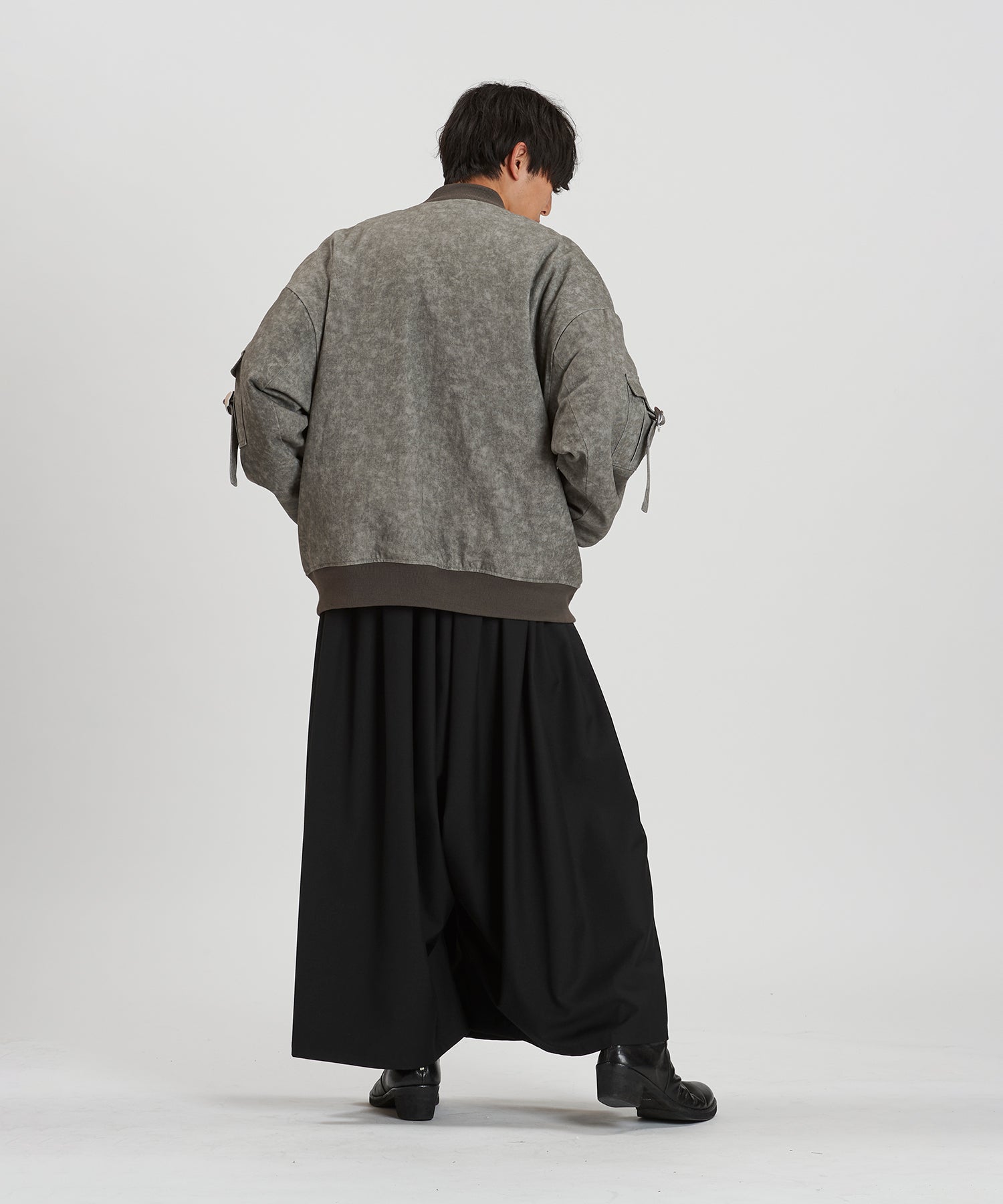 GRAY Model:H169cm