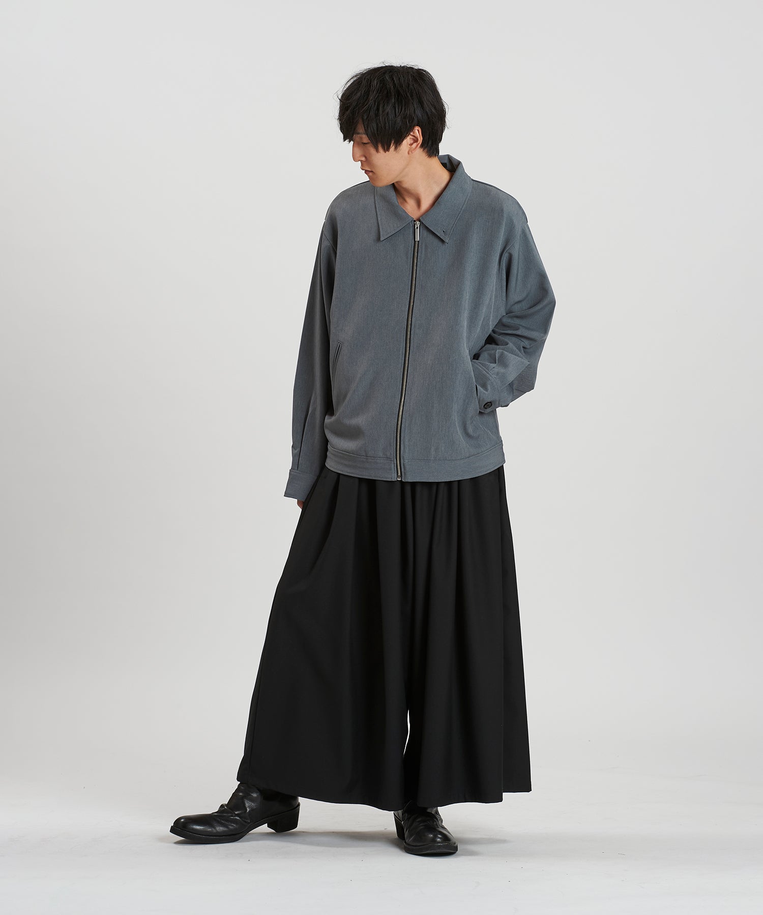 GRAY Model:H169cm