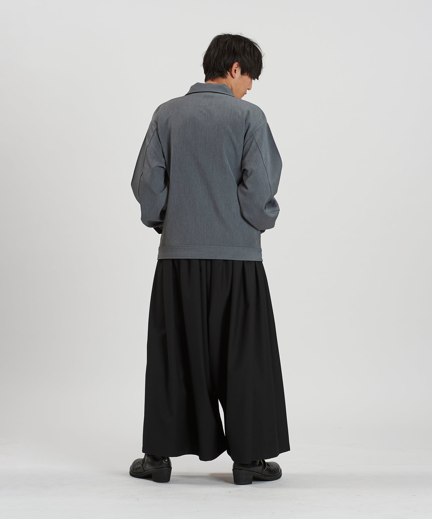 GRAY Model:H169cm